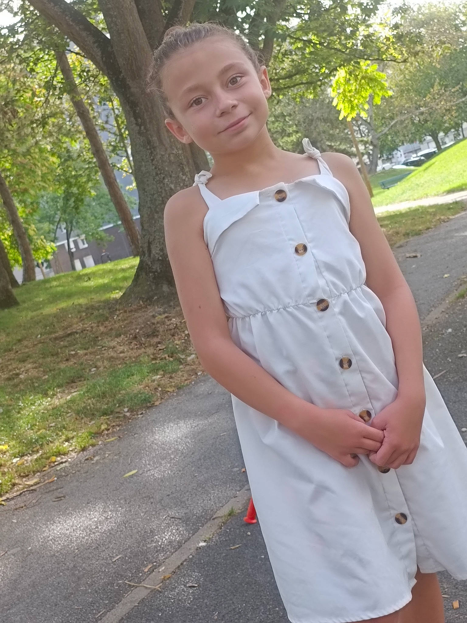 Mya a rejoint le concours — aidez-le/la à gagner de superbes lots ! cool, day_dress, electric_blue, fashion_accessory, formal_wear, gesture, grass, human_leg, jewellery, joint, joy, neck, one_piece_garment, pattern, person, plant, shoulder, sleeve, t_shirt, tree