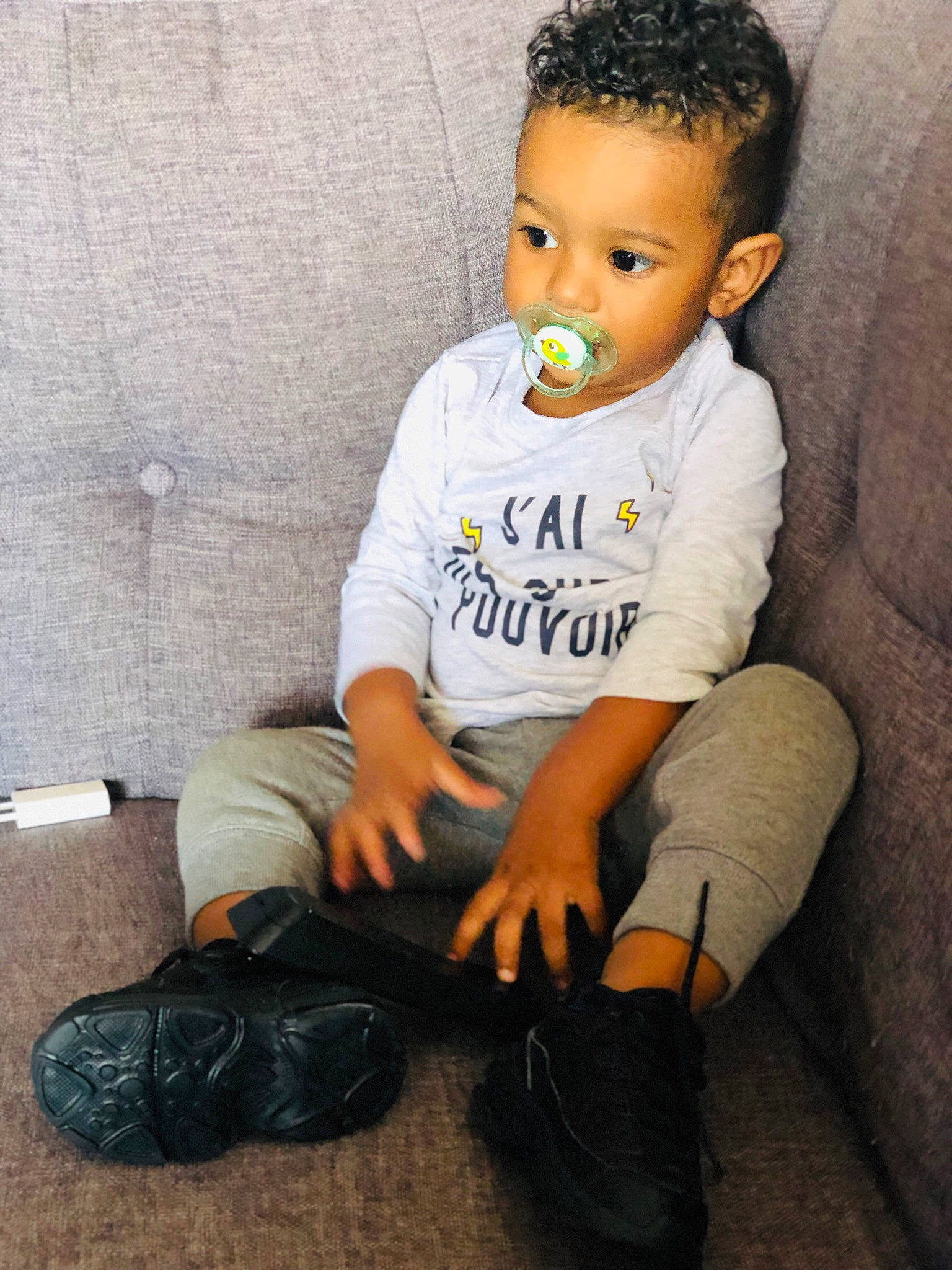 Railey a rejoint le concours — aidez-le/la à gagner de superbes lots ! child, cool, footwear, hairstyle, knee, leg, person, shoe, sitting, toddler