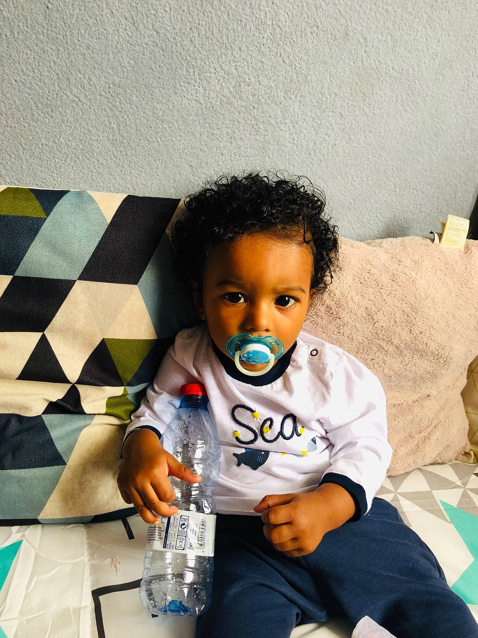 Railey a rejoint le concours — aidez-le/la à gagner de superbes lots ! adaptation, baby, black_hair, child, cool, forehead, hairstyle, human, person, play, sitting, t_shirt, toddler, vacation