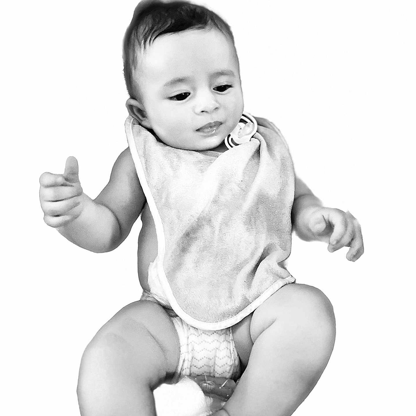 Isak a rejoint le concours — aidez-le/la à gagner de superbes lots ! baby, barefoot, bib, black_and_white, child, curious, cute, diaper, expression, foot, hand, infant, isolated, one_person, portrait, sitting, skin, soft_texture, studio, young