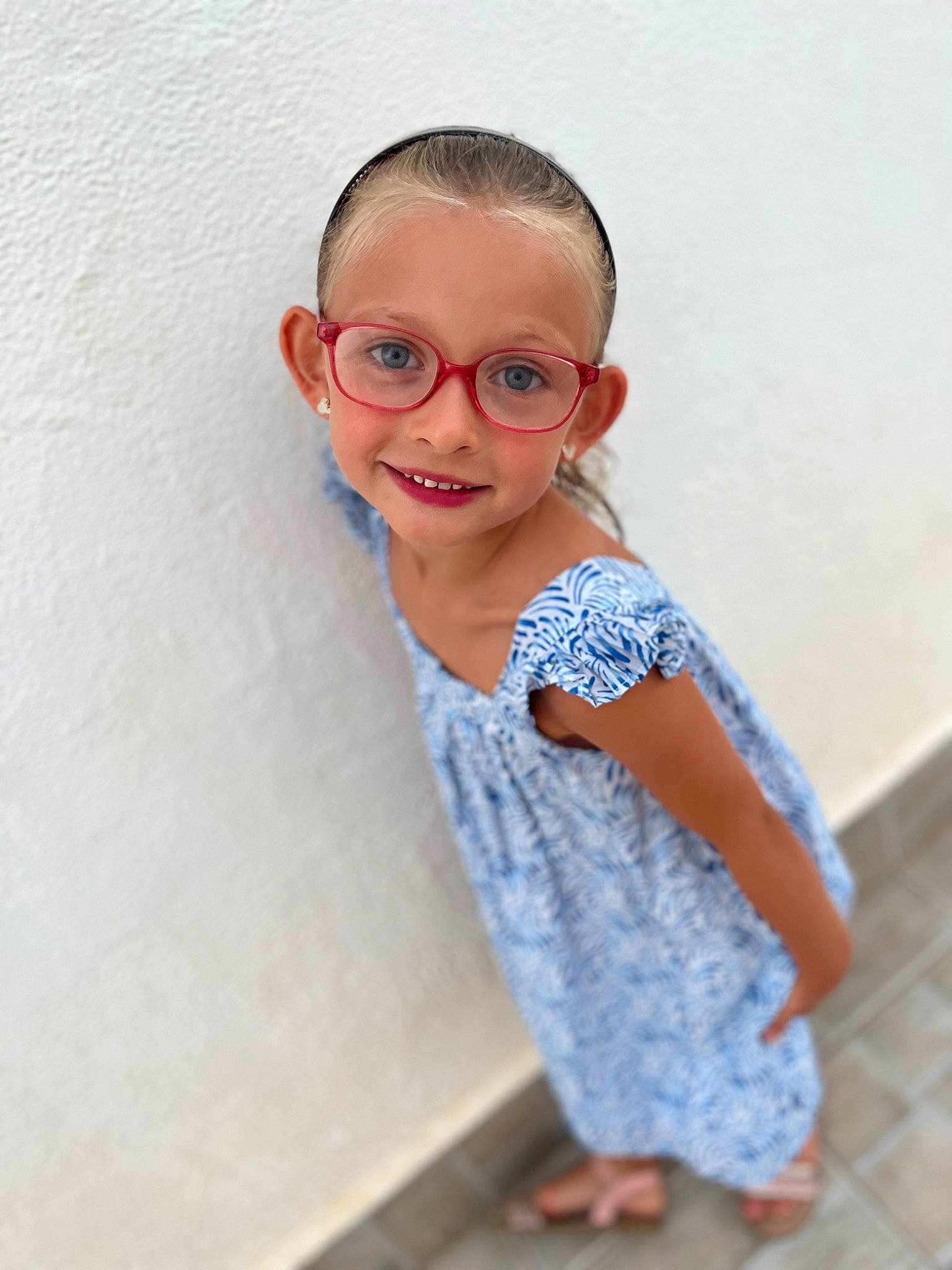 Clémence participe au concours pour gagner de l'argent avec cette photo : baby_toddler_clothing, child, electric_blue, eyewear, face, flooring, fun, glasses, hair, happy, joy, magenta, neck, pattern, person, shoulder, sleeve, smile, t_shirt, toddler