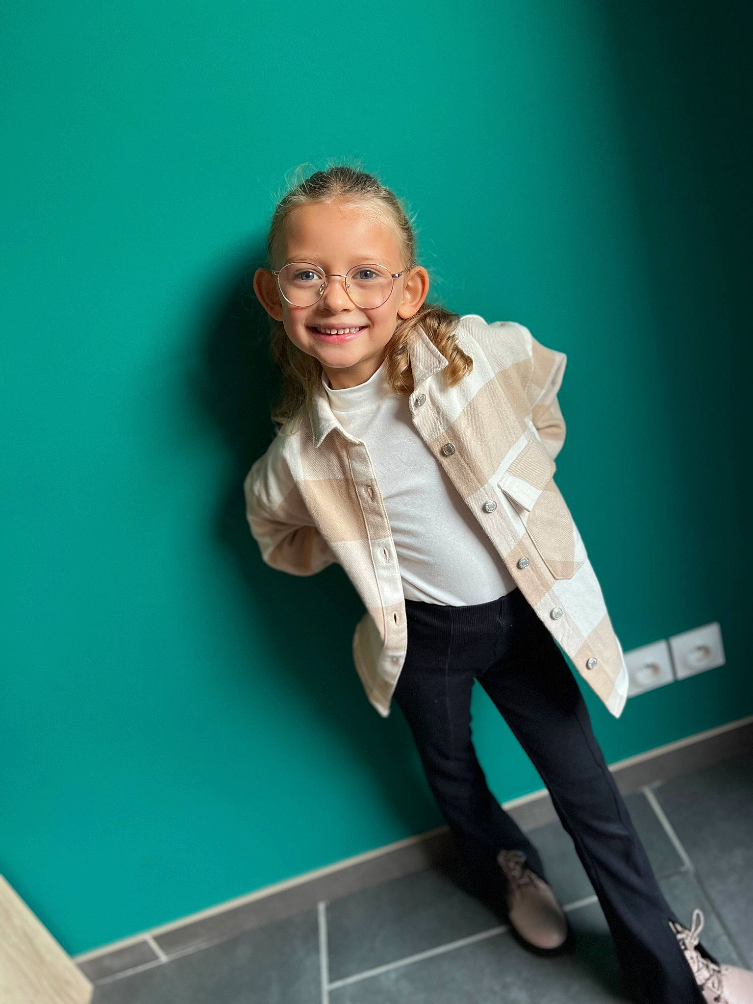 Clémence participe au concours pour gagner de l'argent avec cette photo : blazer, blond, brown_hair, collar, denim, dress_shirt, electric_blue, eyewear, fashion_accessory, fashion_design, flash_photography, formal_wear, fun, gesture, happy, joy, person, shoe, smile, standing