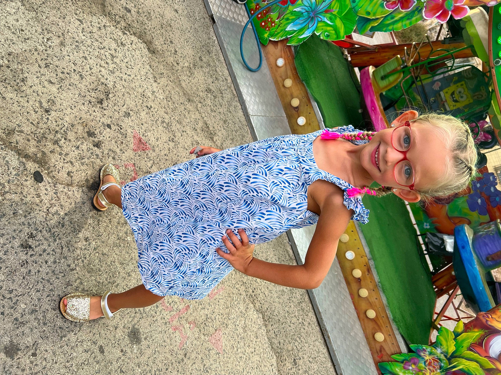 Clémence participe au concours pour gagner de l'argent avec cette photo : art, child, day_dress, dress, electric_blue, event, fashion_design, fun, grass, happy, human_leg, joy, leisure, pattern, people_in_nature, person, public_space, recreation, sandal, toddler