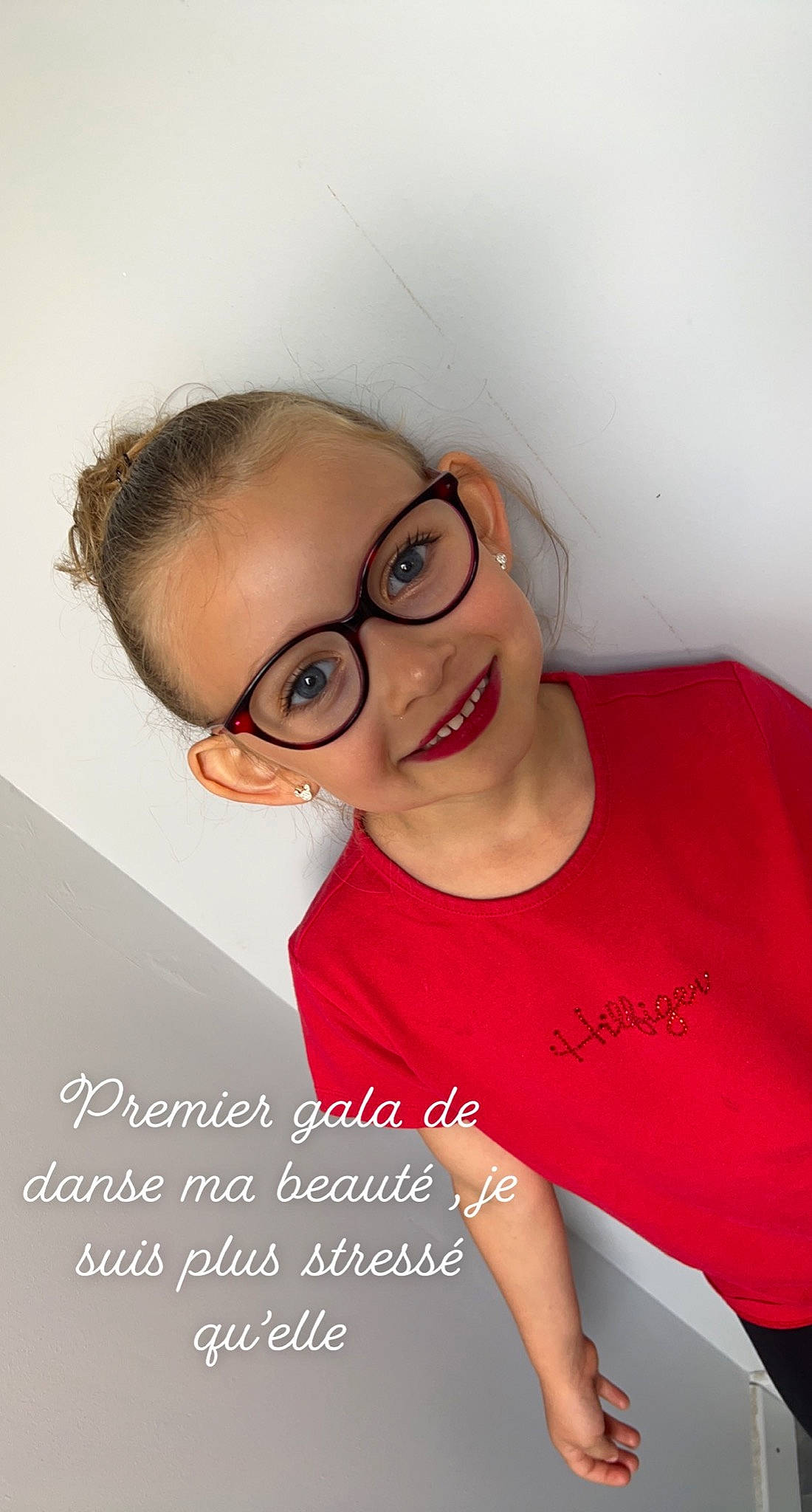 Clémence participe au concours pour gagner de l'argent avec cette photo : audio_equipment, baby_toddler_clothing, cheek, eyelash, eyewear, flash_photography, forehead, gesture, glasses, happy, head, joy, lip, mouth, neck, nose, person, shoulder, sleeve, smile