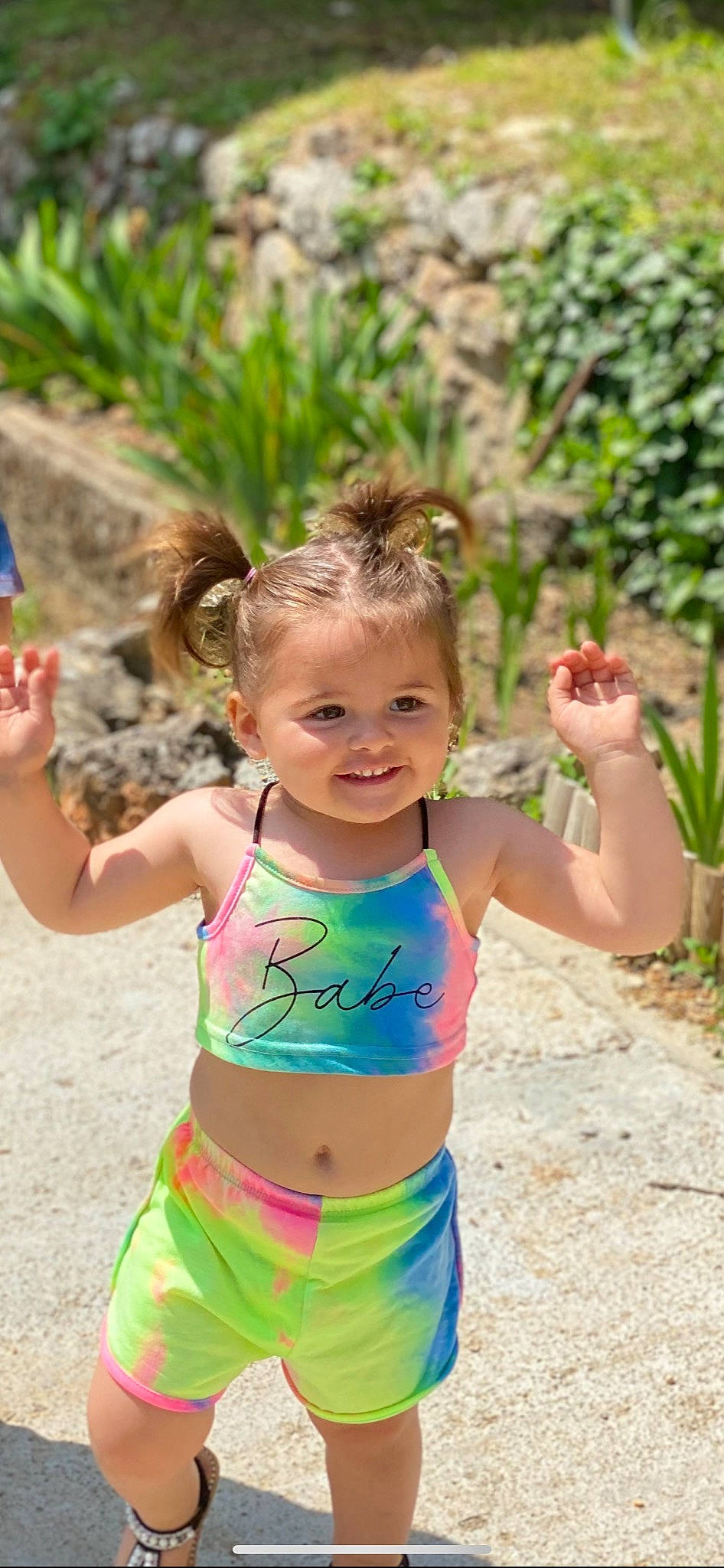 émilia participe au concours pour gagner de l'argent avec cette photo : arm, facial_expression, fun, grass, hair, happy, human_body, joy, leisure, people_in_nature, person, pink, plant, recreation, shoulder, smile, summer, swimwear, toddler, trunk