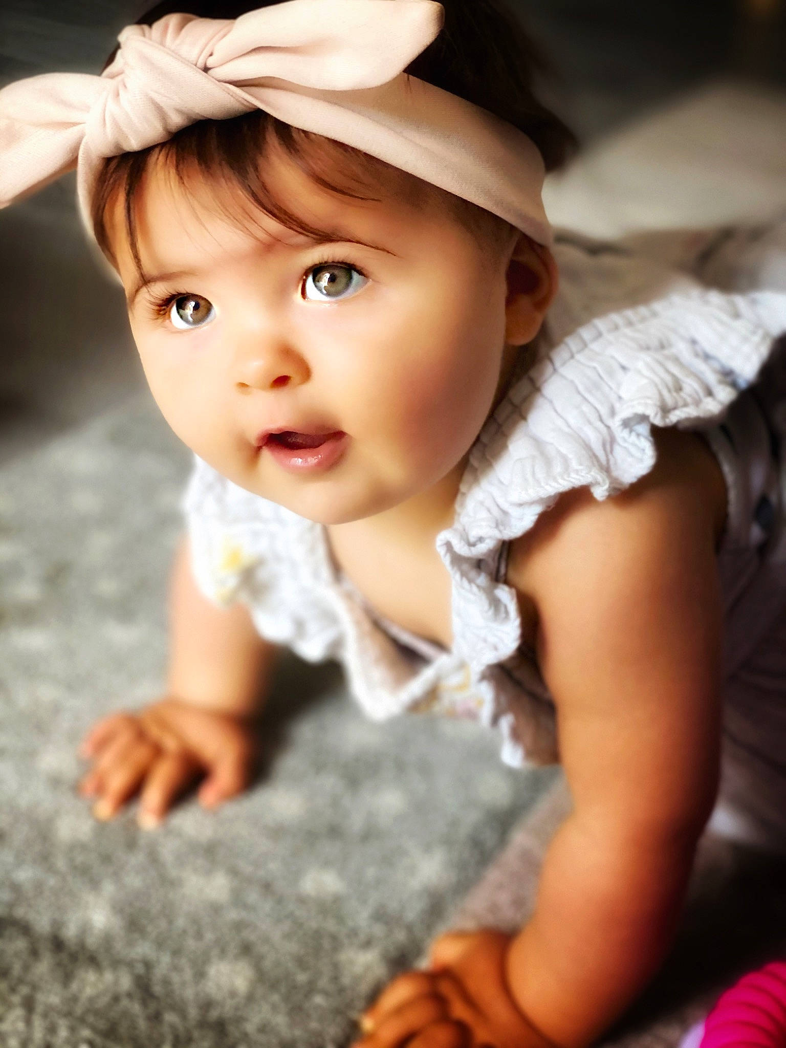 émilia a rejoint le concours — aidez-le/la à gagner de superbes lots ! baby, beauty, cheek, child, child_model, eye, face, fashion_accessory, hat, head, headgear, lip, person, photo_shoot, photography, portrait_photography, sitting, skin, smile, sun_hat