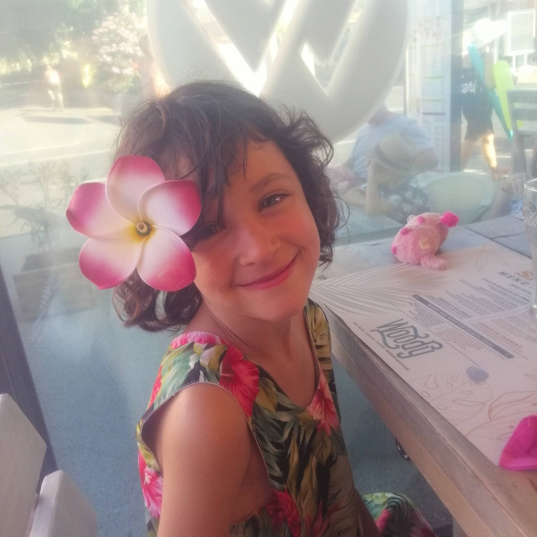 Lily participe au concours pour gagner de l'argent avec cette photo : balloon, cool, event, flower, fun, happy, joy, leisure, magenta, morning, person, petal, pink, plant, selfie, smile, summer, t_shirt, textile, toy