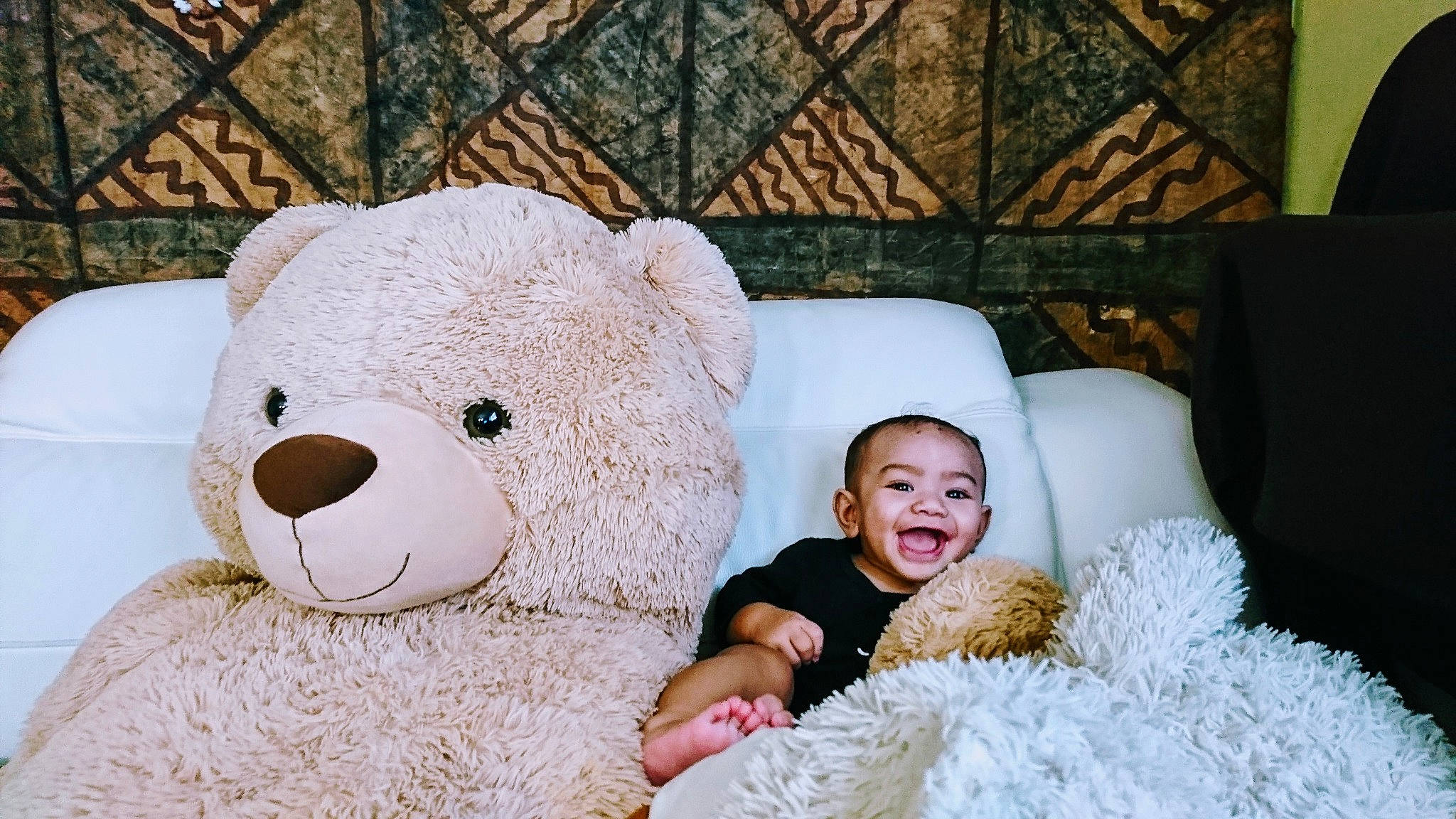 Melvyn a rejoint le concours — aidez-le/la à gagner de superbes lots ! child, girl, infant, person, product, skin, smile, stuffed_toy, teddy_bear, textile, toddler, toy