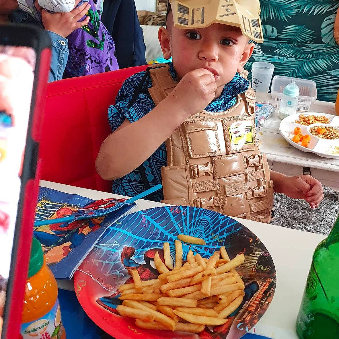 Melvyn participe au concours pour gagner de l'argent avec cette photo : blue, chair, child, cuisine, deep_frying, dish, event, fast_food, finger_food, food, french_fries, hat, headwear, ingredient, junk_food, person, potato, produce, sharing, table