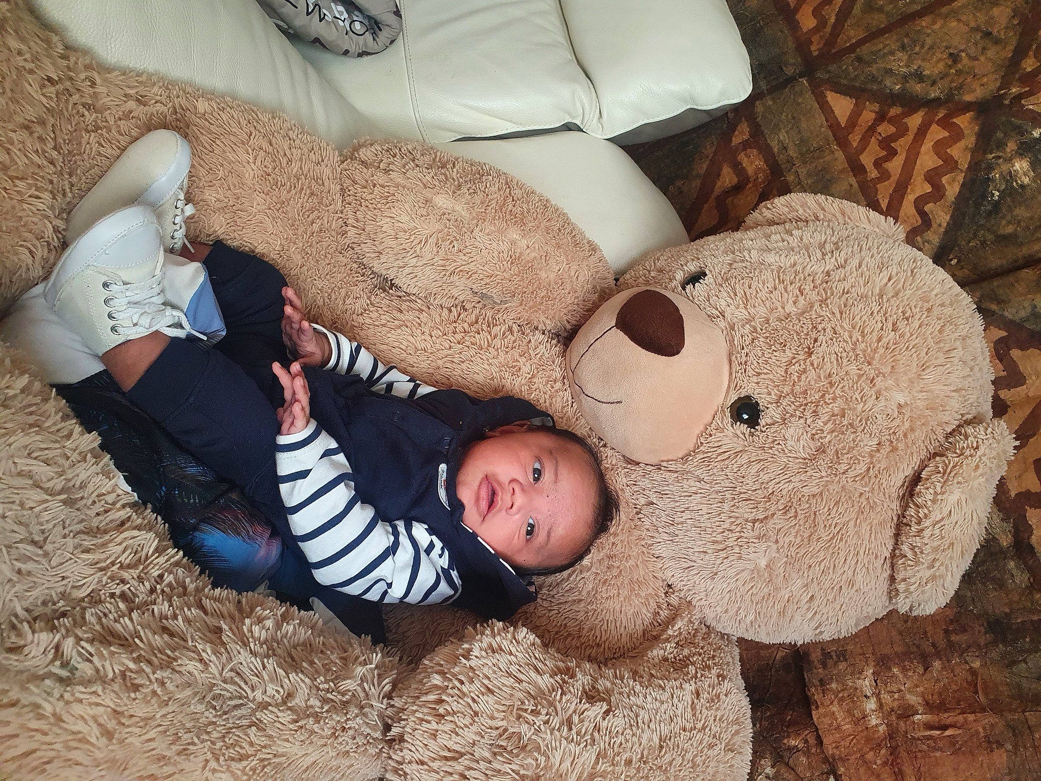 Ryan a rejoint le concours — aidez-le/la à gagner de superbes lots ! art, baby, bedtime, child, comfort, flooring, fun, grass, happy, hat, landscape, leisure, linens, nap, person, sitting, sun_hat, teddy_bear, toddler, tree