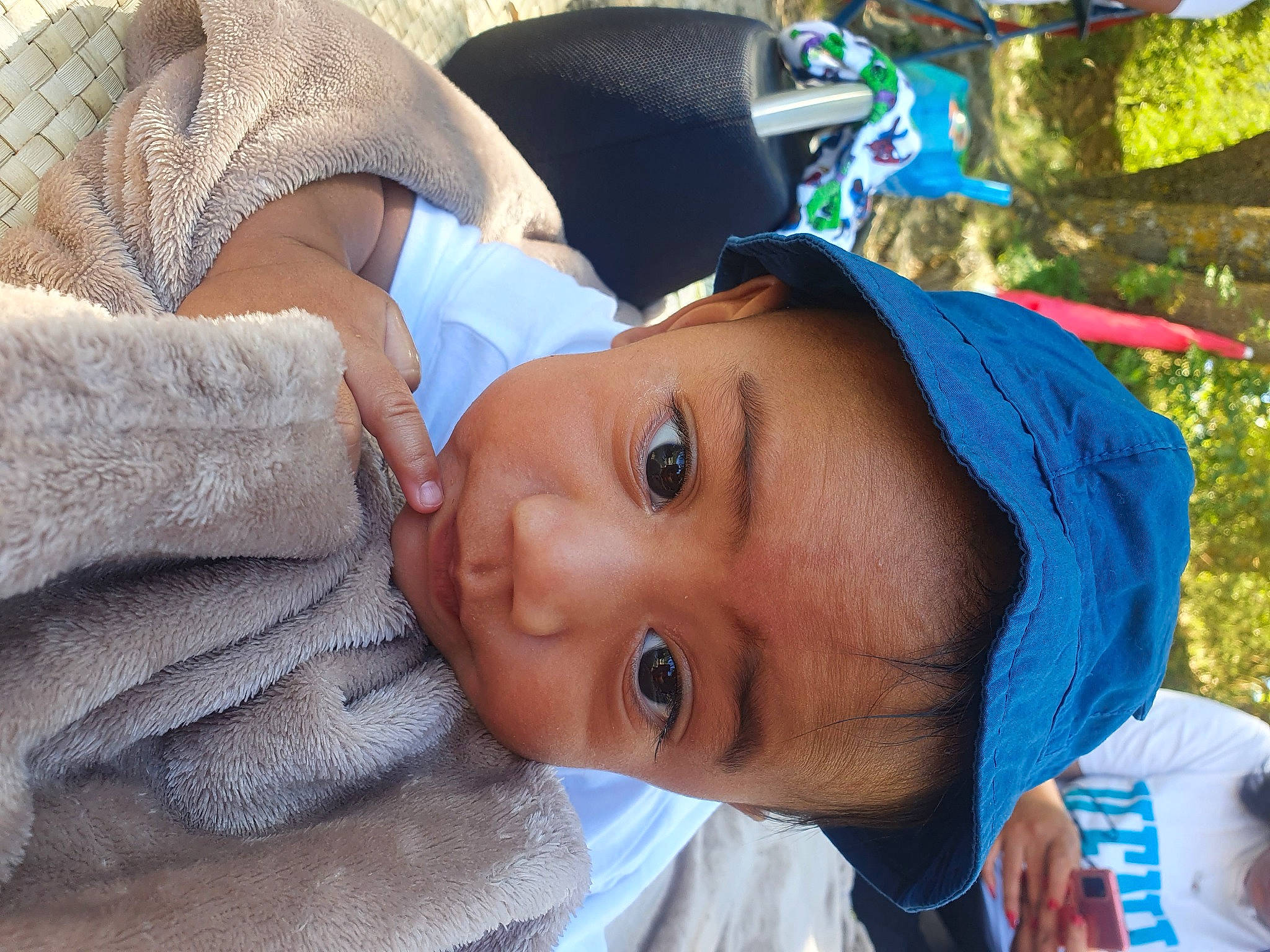 Ryan a rejoint le concours — aidez-le/la à gagner de superbes lots ! blue, cap, child, comfort, cool, electric_blue, eyelash, fashion_accessory, grass, happy, hat, headgear, leisure, lip, mouth, person, plant, recreation, skin, toddler
