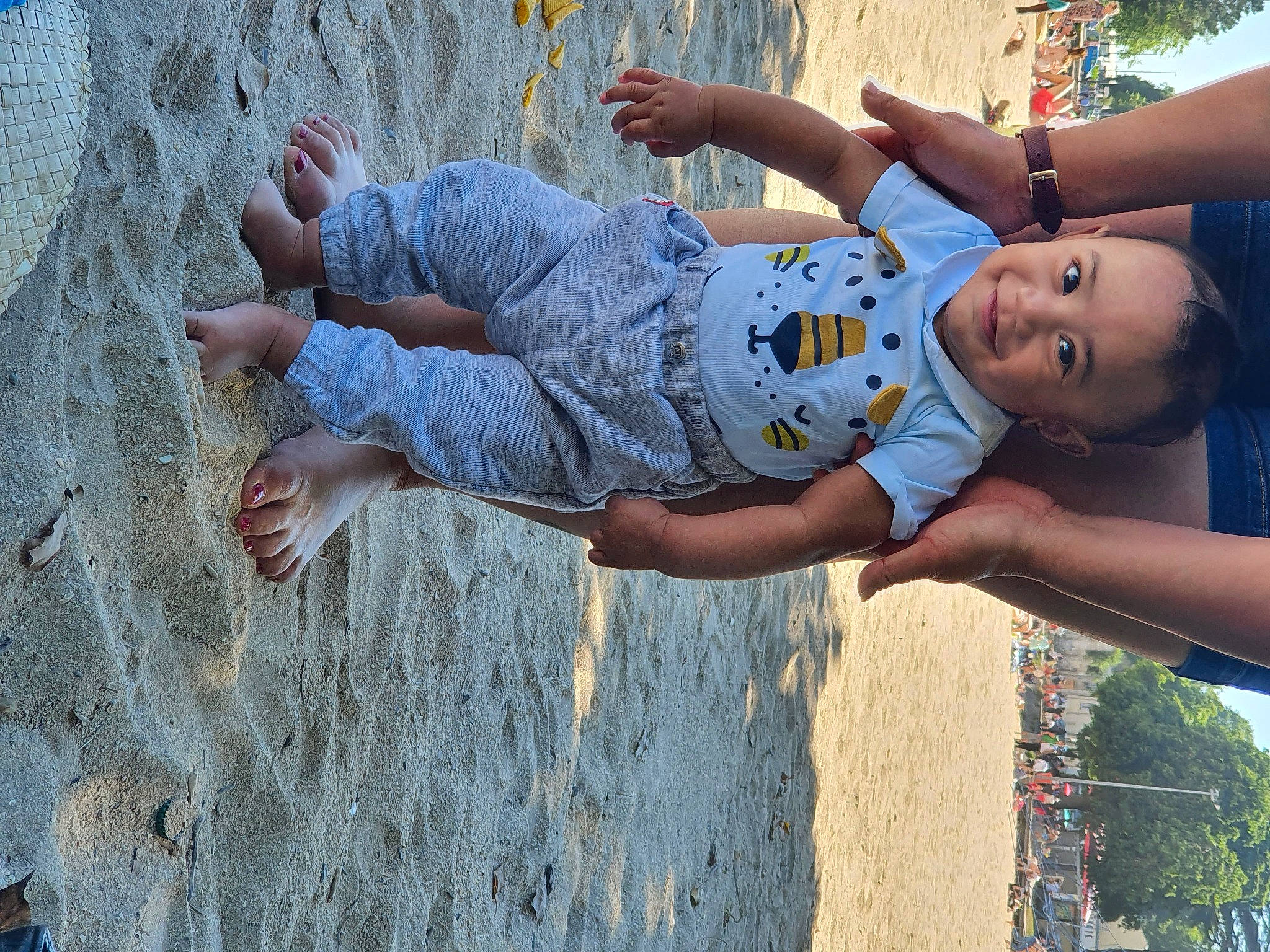 Ryan a rejoint le concours — aidez-le/la à gagner de superbes lots ! azure, blue, child, finger, fun, gesture, grass, hand, happy, joy, leg, leisure, people_in_nature, person, photograph, plant, recreation, red, smile, toddler