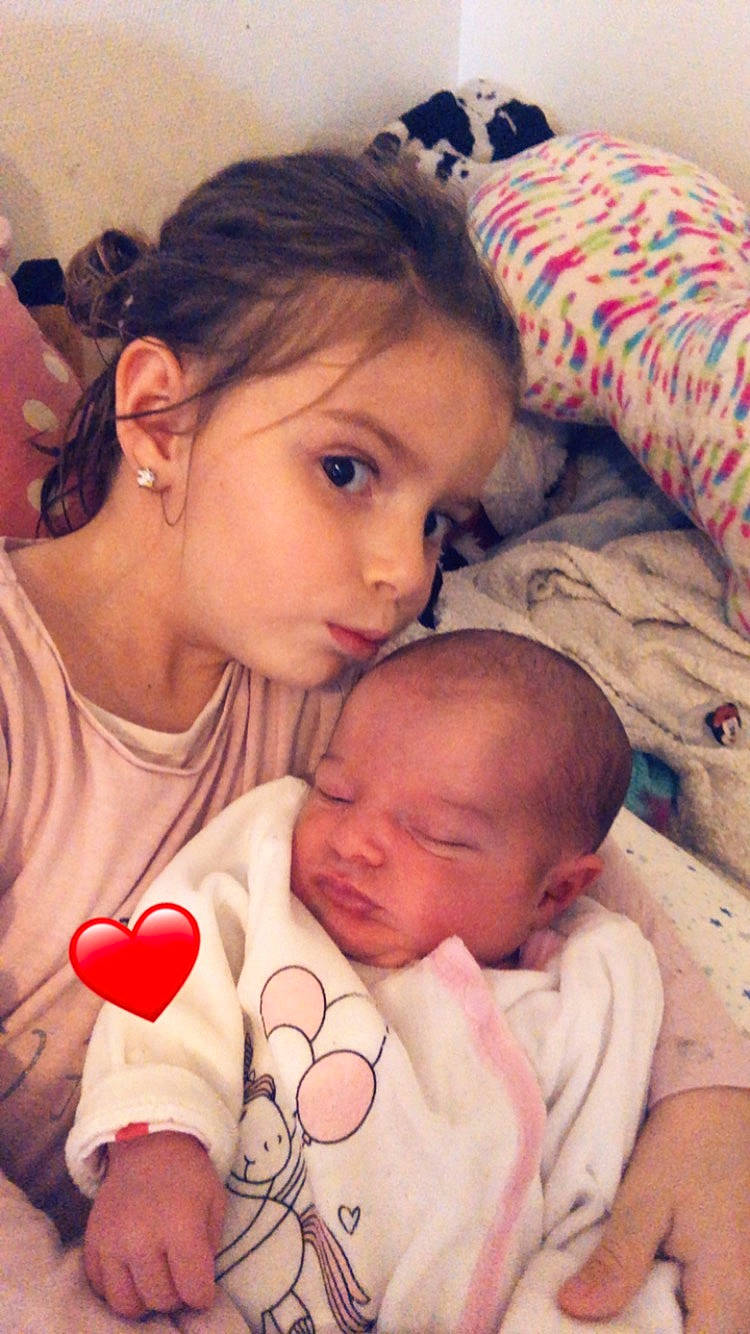 Héléna a rejoint le concours — aidez-le/la à gagner de superbes lots ! arm, cheek, chin, comfort, ear, eye, face, facial_expression, hair, hairstyle, hand, human, human_body, lip, mouth, neck, nose, organ, person, skin