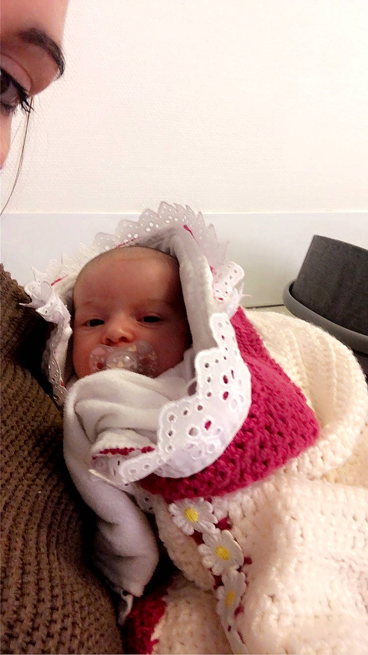 Héléna a rejoint le concours — aidez-le/la à gagner de superbes lots ! baby, baby_products, baby_sleeping, baby_toddler_clothing, cap, cheek, child, comfort, eyewear, fashion_accessory, fur, hat, linens, lip, person, room, sitting, skin, toddler, wool