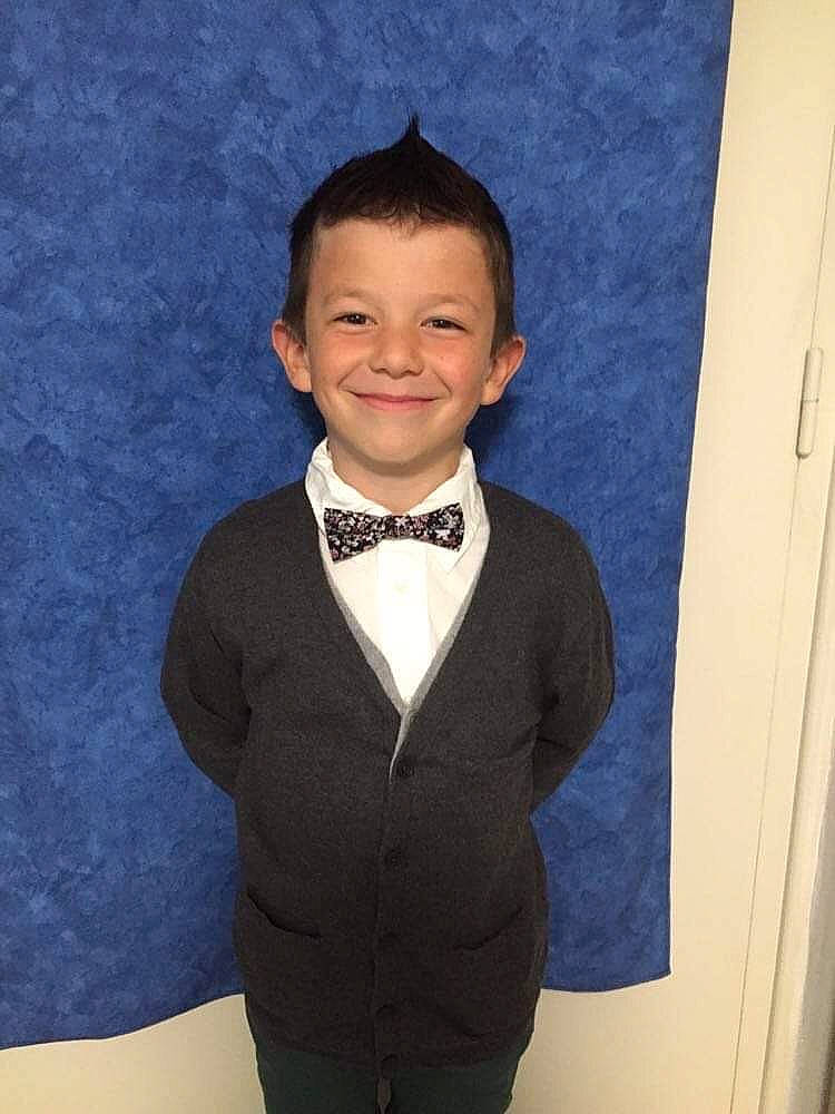 Elio a rejoint le concours — aidez-le/la à gagner de superbes lots ! blazer, bow_tie, chin, clothing, coat, collar, denim, dress_shirt, electric_blue, formal_wear, gesture, happy, joy, neck, outerwear, person, school_uniform, sleeve, smile, suit