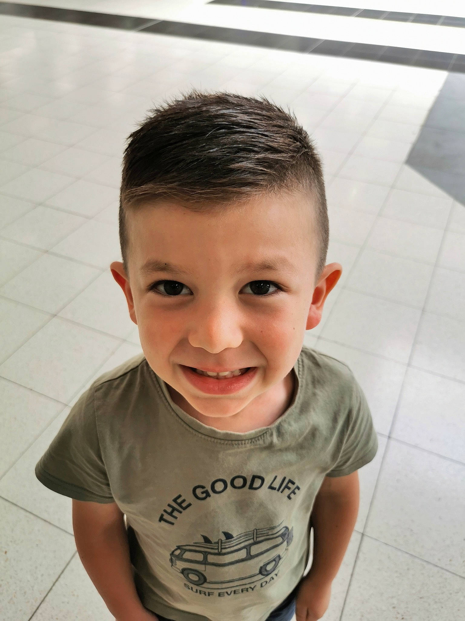 Elio a rejoint le concours — aidez-le/la à gagner de superbes lots ! cheek, chin, eyebrow, eyelash, face, flash_photography, forehead, hairstyle, happy, head, human_body, jaw, joy, lip, mouth, neck, nose, person, shoulder, skin