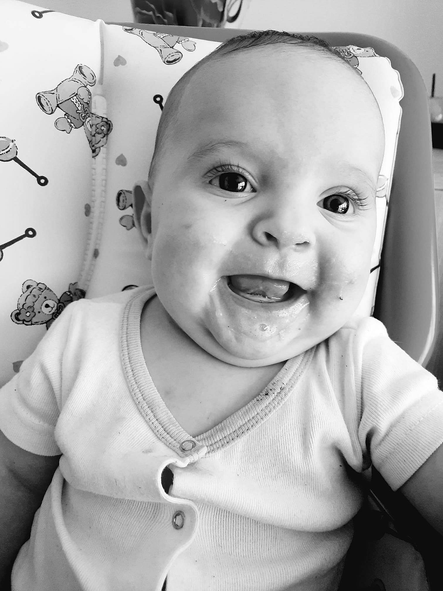 Naelya a rejoint le concours — aidez-le/la à gagner de superbes lots ! cheek, chin, clothing, eye, eyewear, face, finger, fun, hairstyle, head, human, human_body, lip, monochrome, people, person, product, room, skin, sleeve