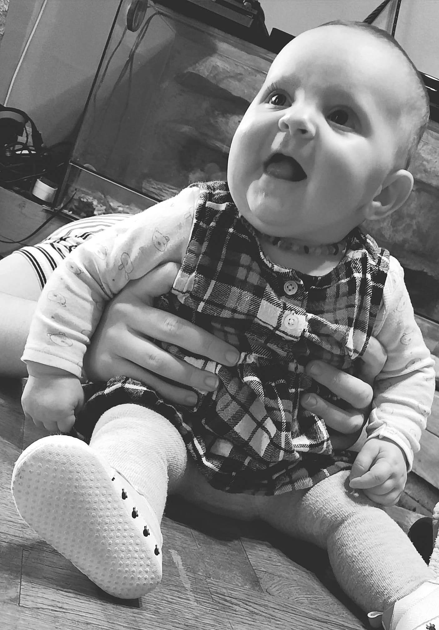 Naelya participe au concours pour gagner de l'argent avec cette photo : arm, blue, clothing, daytime, eye, eyewear, face, finger, fun, grass, head, human, leg, monochrome, motor_vehicle, people, person, plaid, product, sitting