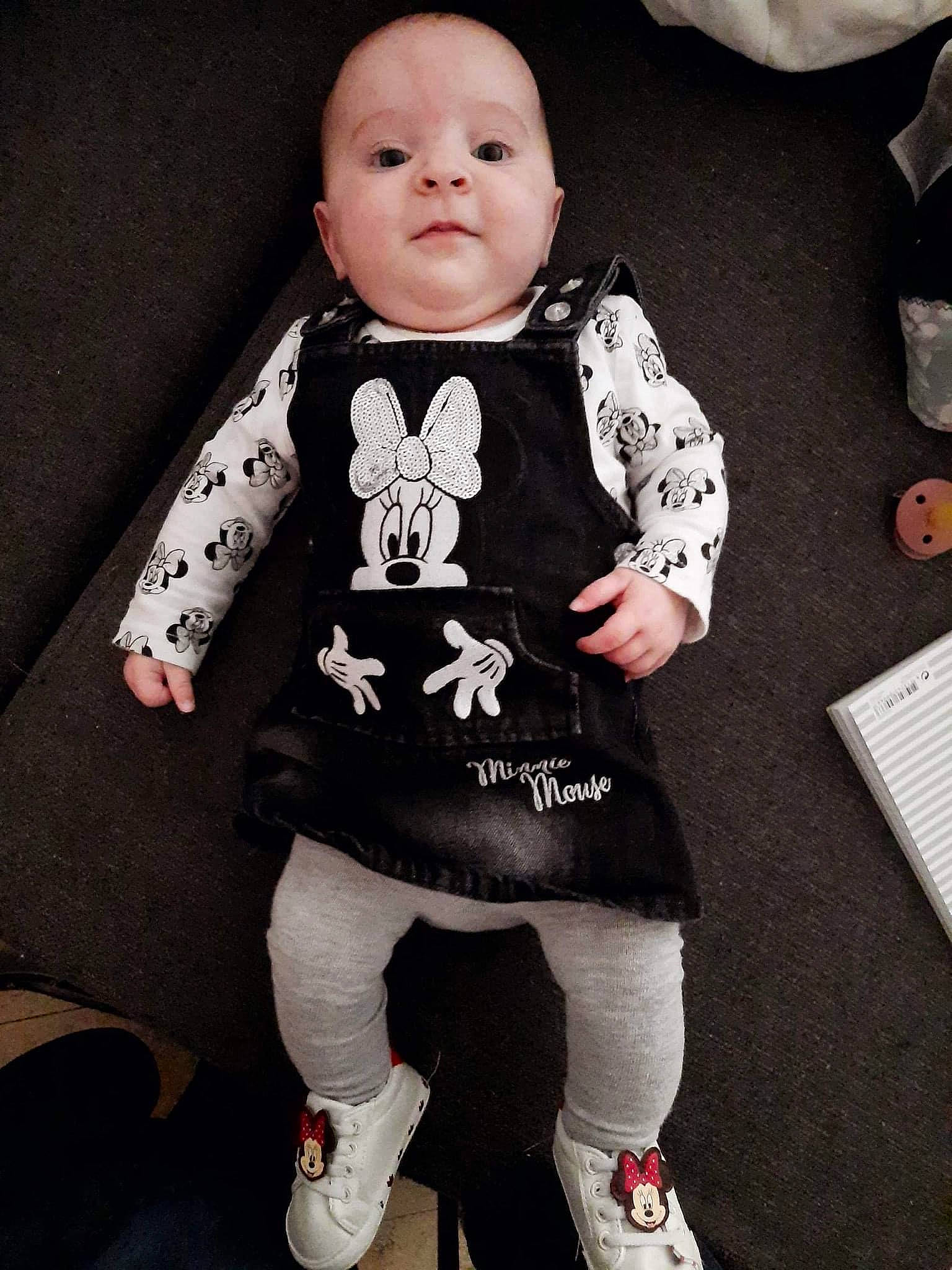 Naelya a rejoint le concours — aidez-le/la à gagner de superbes lots ! baby, baby_products, baby_toddler_clothing, leggings, long_sleeved_t_shirt, nightwear, person, sleeve, sock, tights, toddler