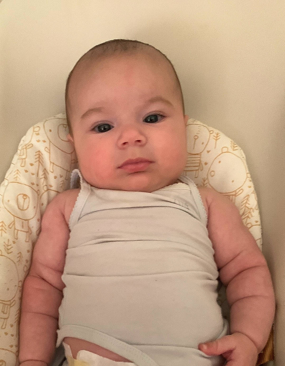 Lara a rejoint le concours — aidez-le/la à gagner de superbes lots ! arm, baby, baby_toddler_clothing, cheek, chest, comfort, eye, eyebrow, eyelash, finger, human_body, iris, lip, no_expression, nose, person, skin, sleeve, stomach, toddler