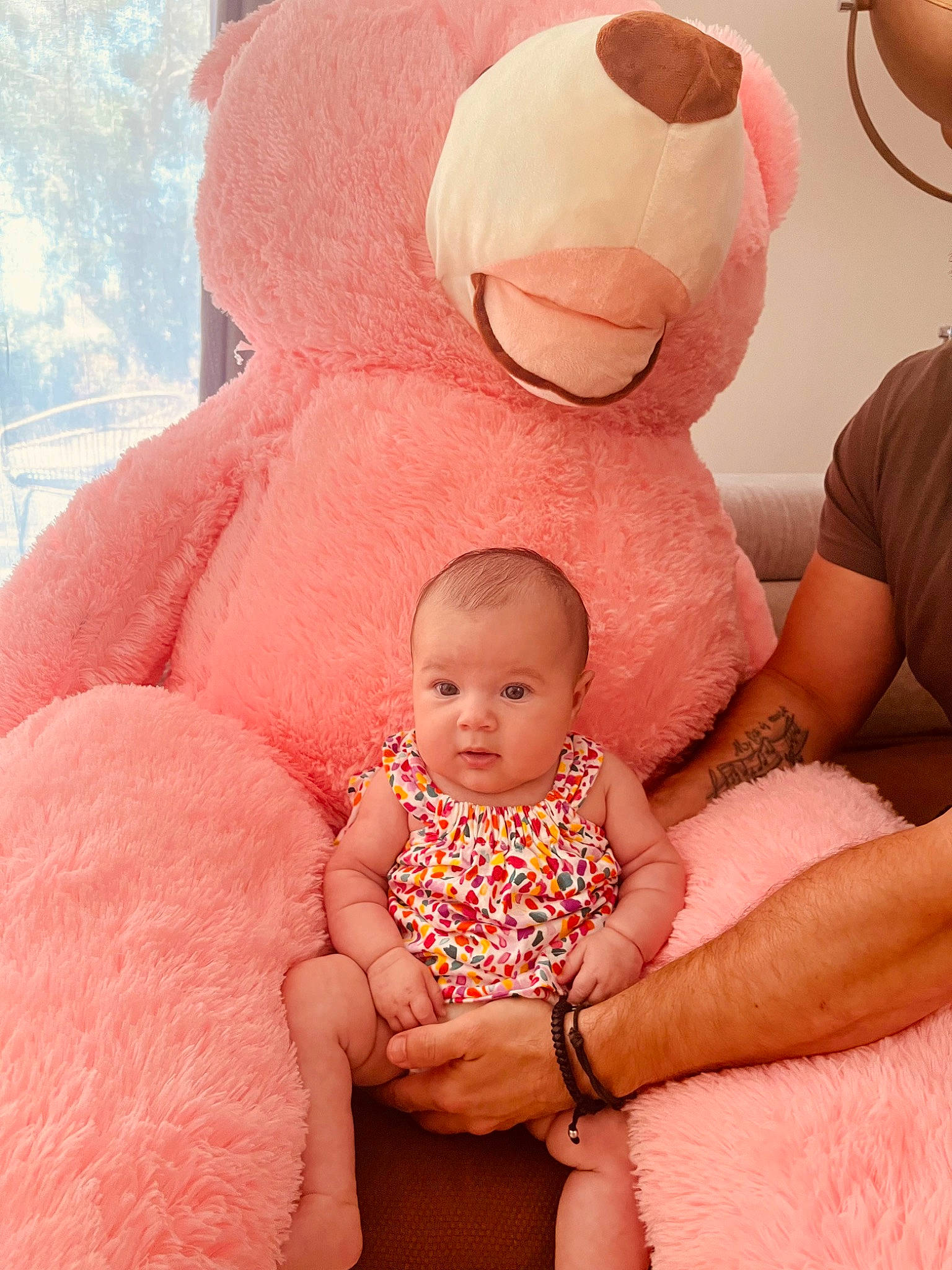 Lara a rejoint le concours — aidez-le/la à gagner de superbes lots ! baby, baby_sleeping, baby_toddler_clothing, cheek, comfort, facial_expression, finger, gesture, happy, human_body, linens, mammal, mouth, nose, organ, person, pink, red, skin, stomach