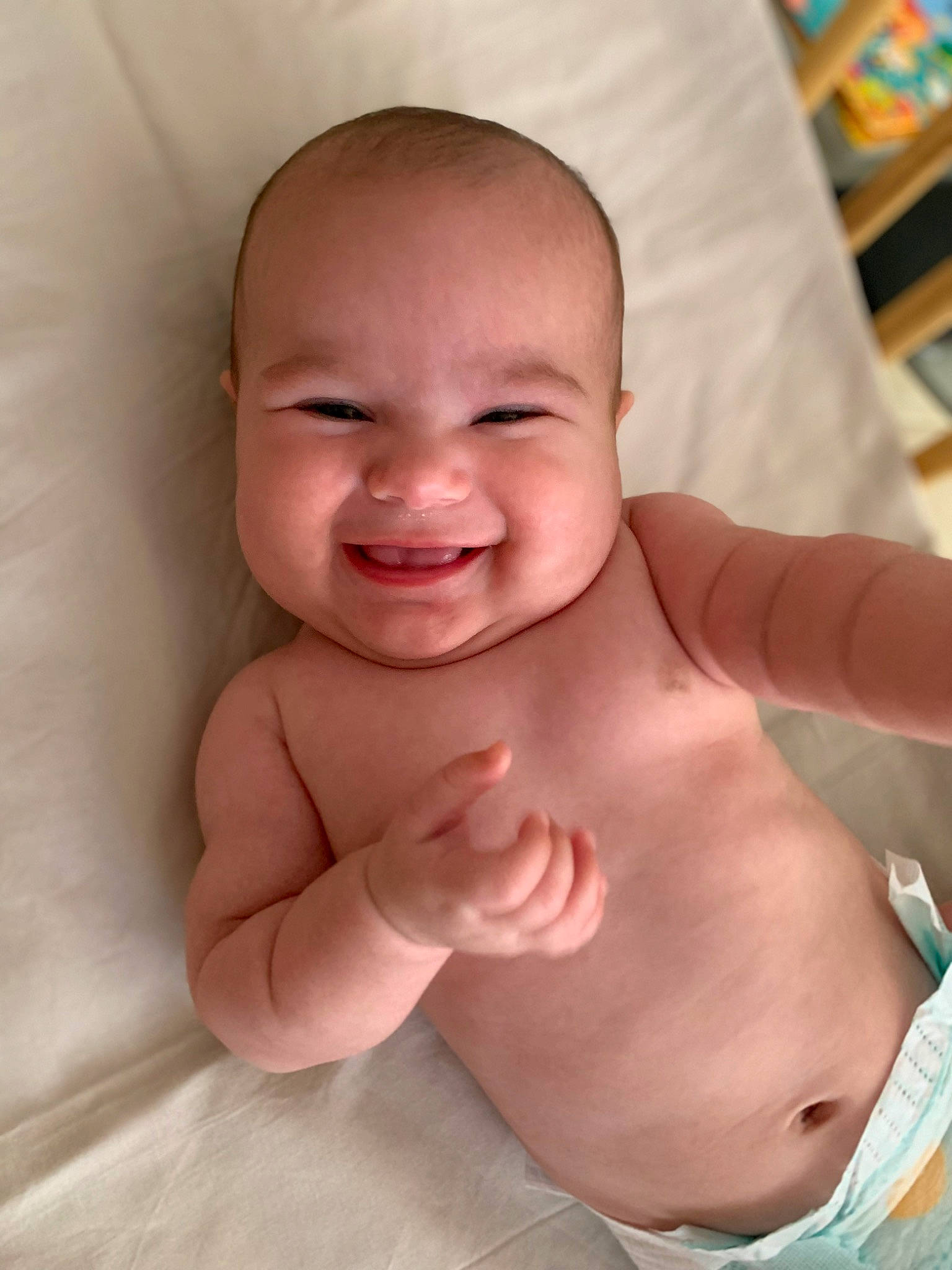 Lara participe au concours pour gagner de l'argent avec cette photo : arm, baby, cheek, chin, comfort, eye, eyebrow, finger, gesture, happy, head, iris, joy, lip, mouth, neck, nose, person, skin, smile