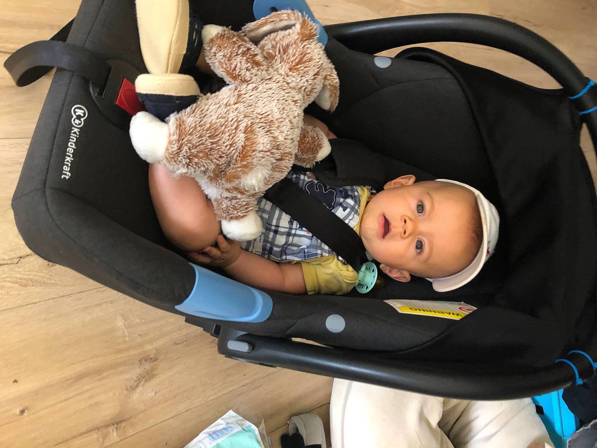 Swann a rejoint le concours — aidez-le/la à gagner de superbes lots ! auto_part, baby, baby_carriage, baby_products, baby_safety, baby_toddler_clothing, car_seat, child, comfort, elbow, finger, gesture, human_leg, knee, lap, person, sitting, smile, thigh, toddler