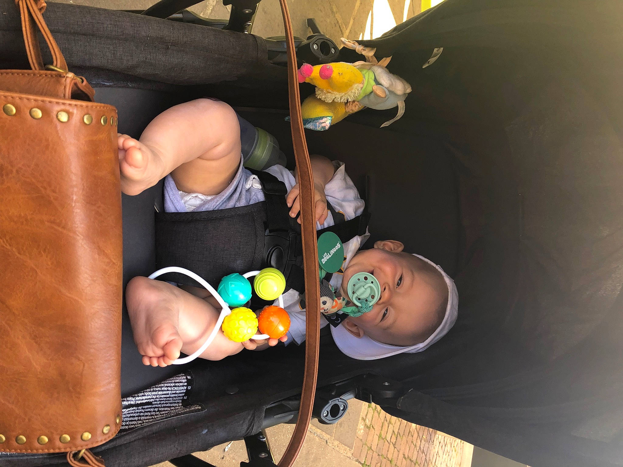 Swann a rejoint le concours — aidez-le/la à gagner de superbes lots ! abdomen, baby, baby_products, chest, child, fashion_accessory, finger, foot, fun, hat, human_leg, leisure, nail, person, room, shorts, sitting, thigh, thumb, wood