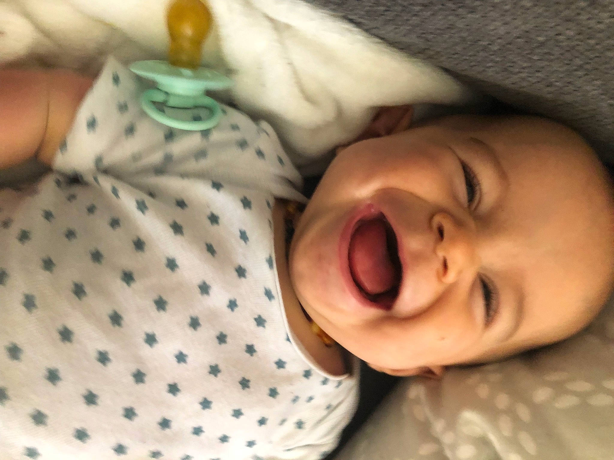 Swann a rejoint le concours — aidez-le/la à gagner de superbes lots ! baby, baby_products, baby_safety, baby_toddler_clothing, beauty, cheek, child, comfort, finger, happy, human_body, iris, linens, mouth, nose, person, skin, sleeve, smile, textile