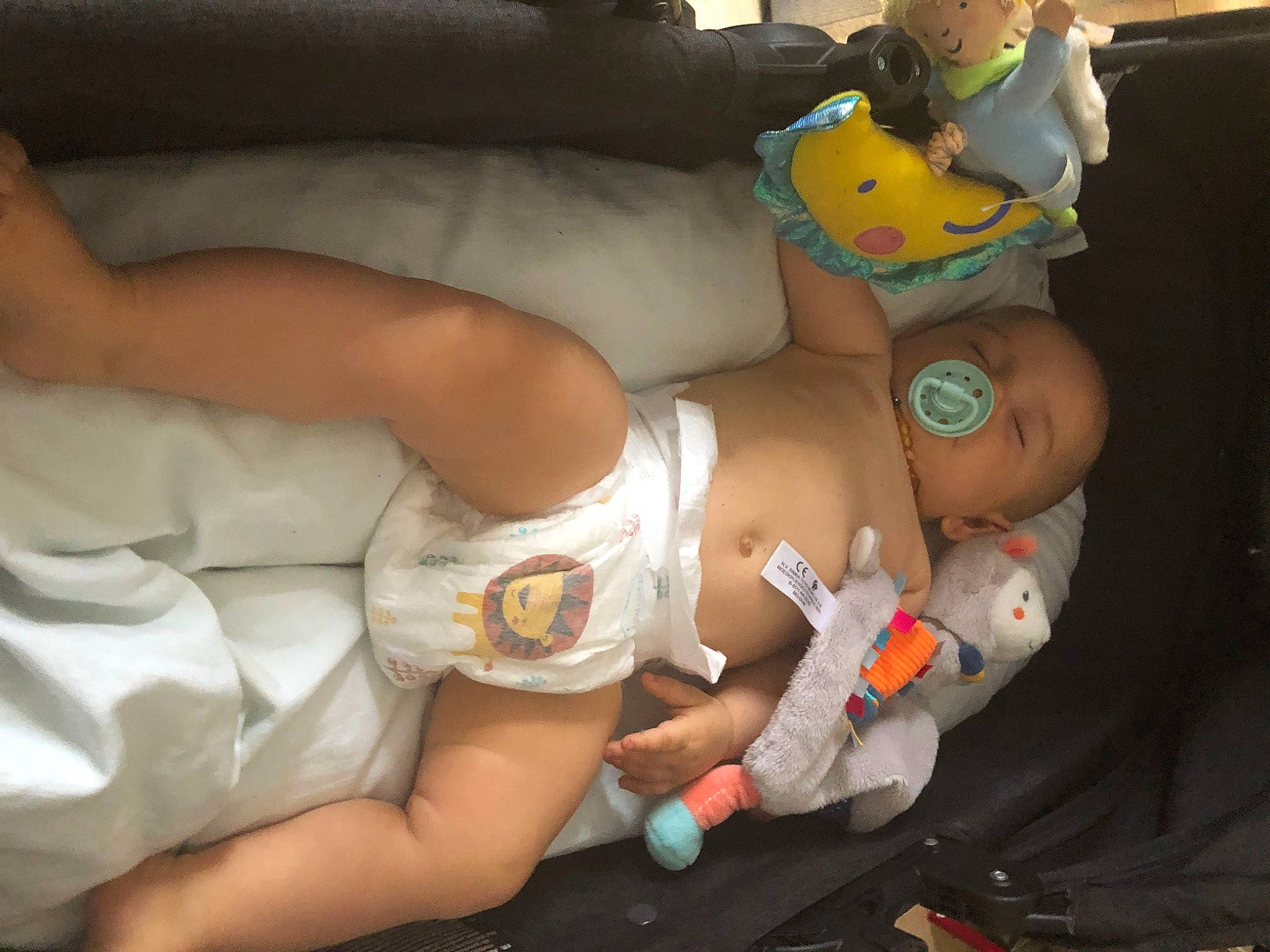 Swann participe au concours pour gagner de l'argent avec cette photo : abdomen, arm, baby_products, chest, child, comfort, elbow, hand, human_leg, joint, knee, lap, mouth, person, stomach, stuffed_toy, textile, thigh, toy, trunk