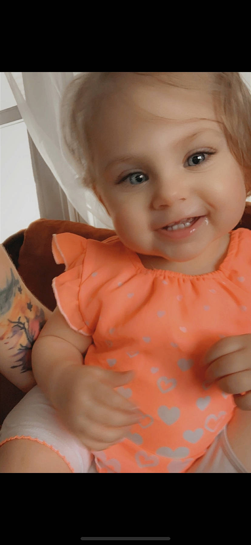 Paisley is registered to the contest to win money with this photo: cheek, chin, eye, eyebrow, eyelash, face, finger, gesture, hand, human_body, iris, joint, joy, lip, mouth, muscle, neck, nose, person, skin