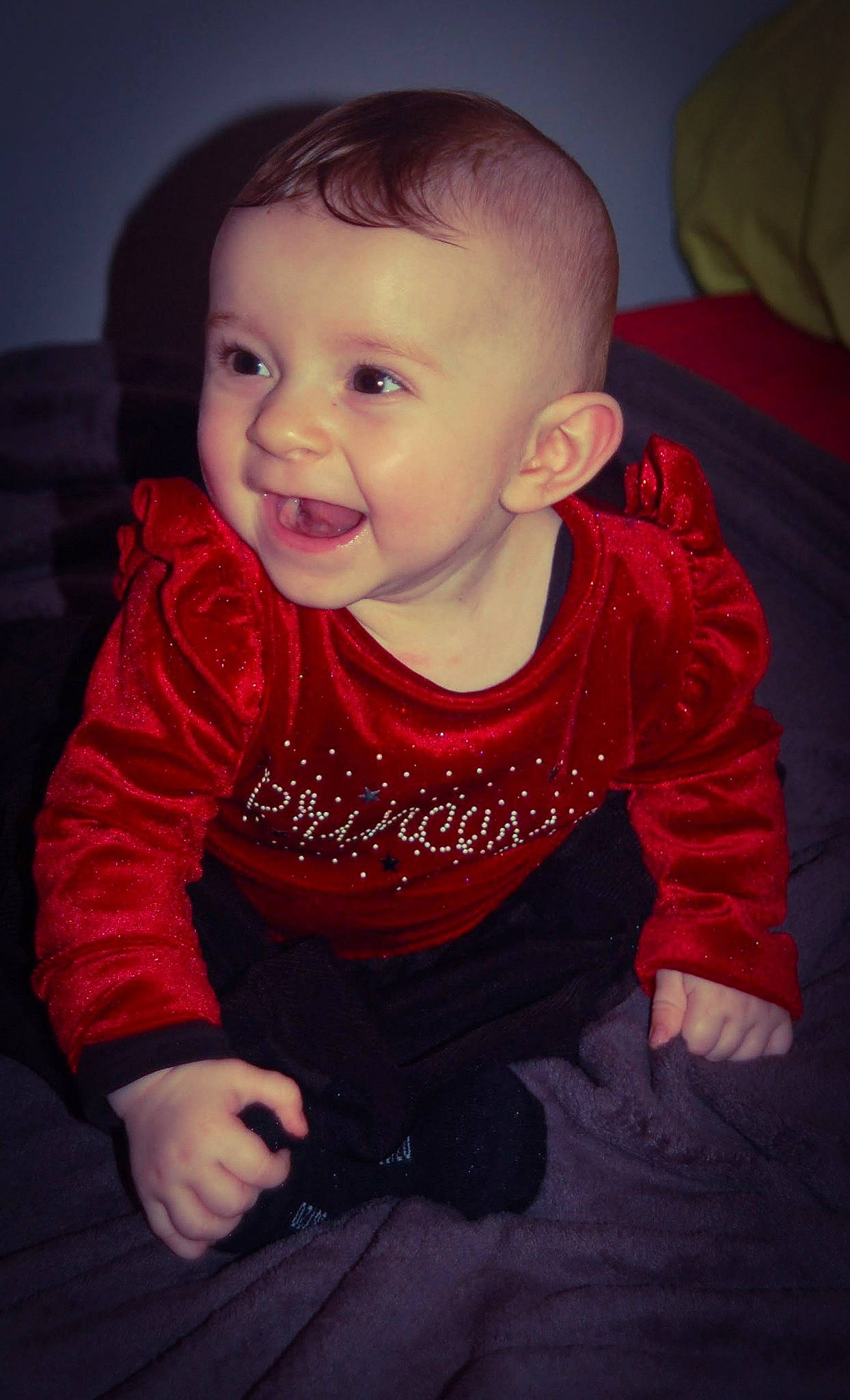 Mélina participe au concours pour gagner de l'argent avec cette photo : beauty, boy, cheek, child, chin, emotion, eye, face, facial_expression, head, human_hair_color, infant, joy, person, pink, red, sitting, skin, smile, standing