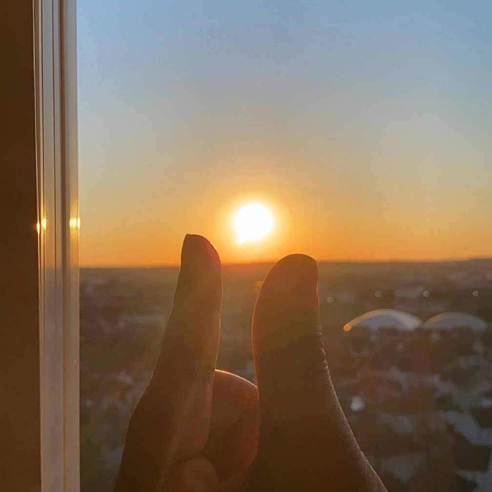 Montgeron participe au concours pour gagner de l'argent avec cette photo : afterglow, astronomical_object, atmosphere, cloud, dawn, dusk, foot, gesture, heat, horizon, human_leg, landscape, light, sky, sun, sunlight, sunrise, sunset, tree, water