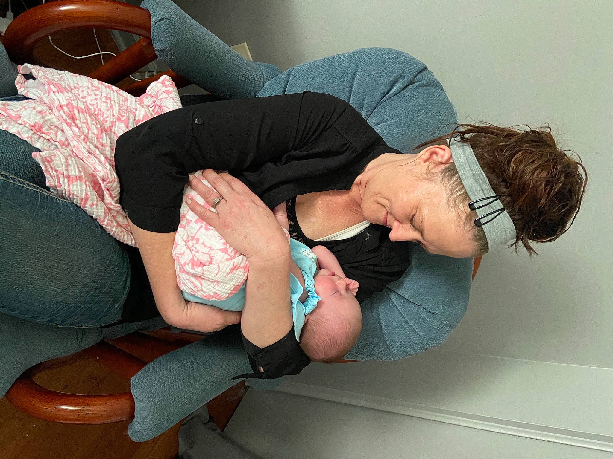 Emma is registered to the contest to win money with this photo: arm, black_hair, comfort, cool, elbow, glasses, joint, joy, knee, lap, leg, muscle, neck, person, shorts, shoulder, sock, sportswear, sunglasses, t_shirt