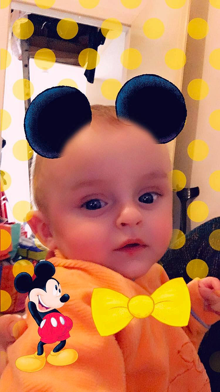 Giovanny participe au concours pour gagner de l'argent avec cette photo : baby, cartoon, child, ear, happy, head, person, toddler, yellow