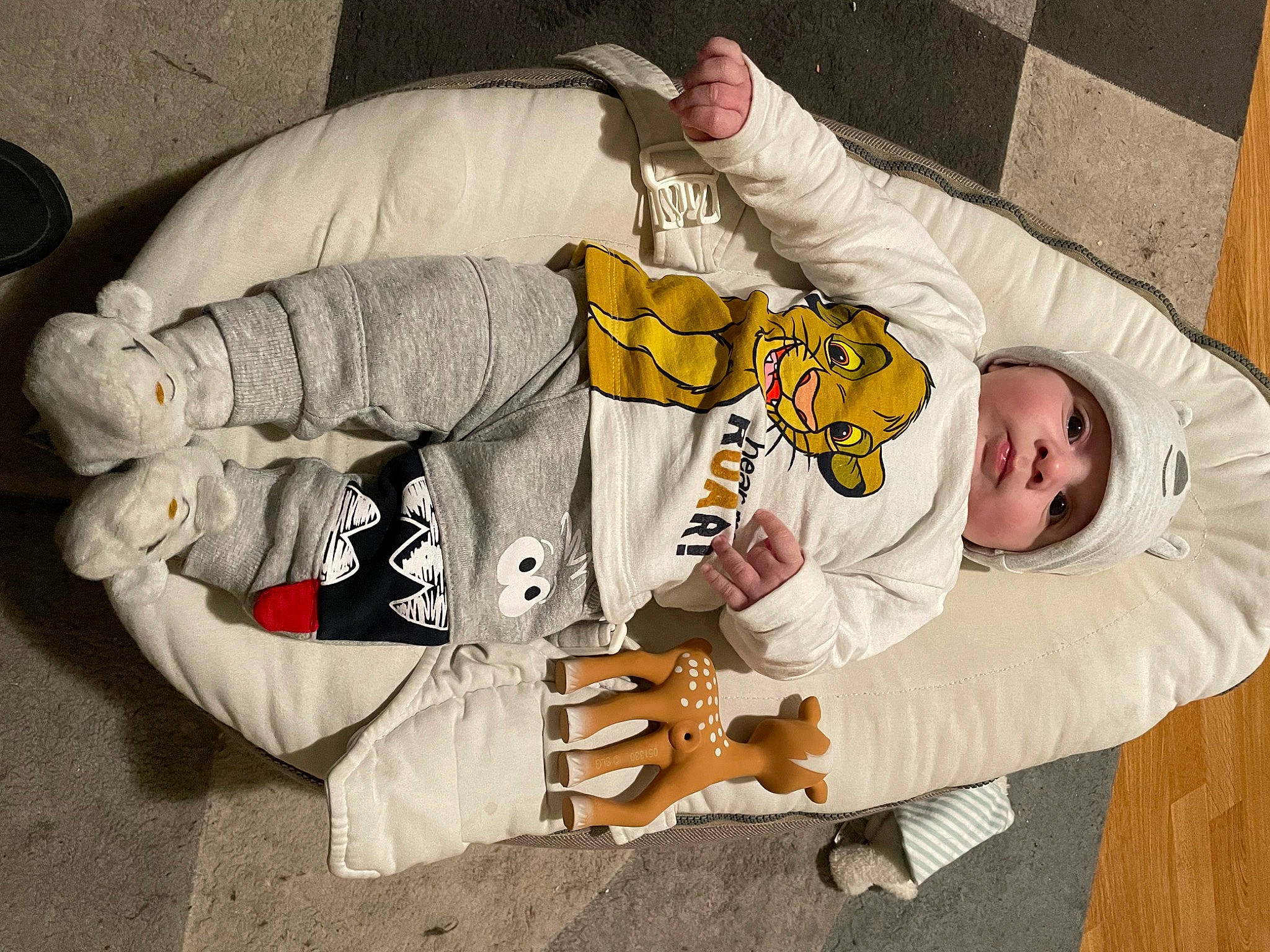 Yacine participe au concours pour gagner de l'argent avec cette photo : bengal_tiger, carmine, child, comfort, flooring, font, fun, fur, glove, headwear, jersey, pajamas, person, room, sitting, sleeve, smile, sports_gear, sports_uniform, sportswear