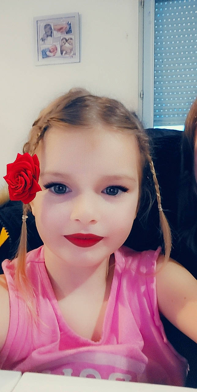 Maelys a rejoint le concours — aidez-le/la à gagner de superbes lots ! black_hair, cheek, chin, ear, eyebrow, eyelash, flash_photography, flower, hair, happy, jaw, lip, lipstick, mouth, neck, nose, person, petal, pink, skin