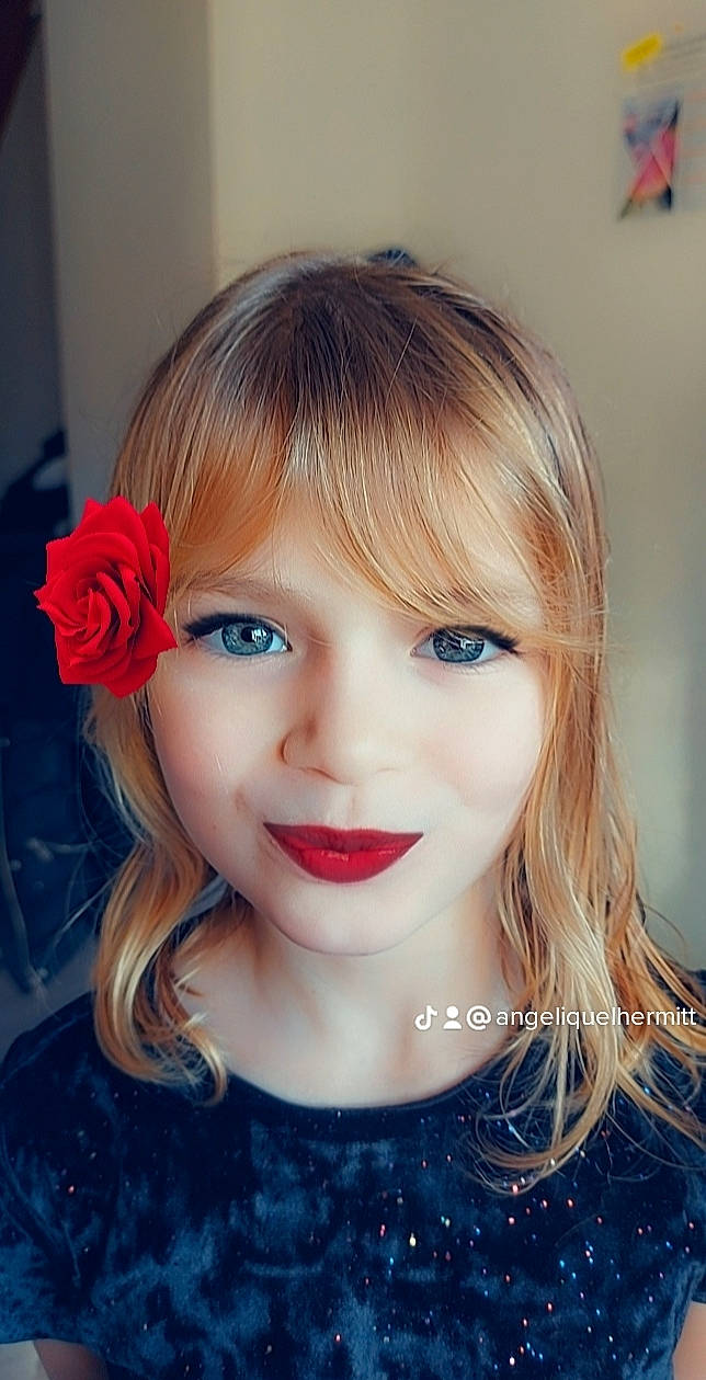 Maelys a rejoint le concours — aidez-le/la à gagner de superbes lots ! bangs, chin, cool, eye_liner, eyebrow, eyelash, flash_photography, iris, jaw, joy, layered_hair, lip, lipstick, long_hair, makeover, nose, person, plant, red_hair, rose