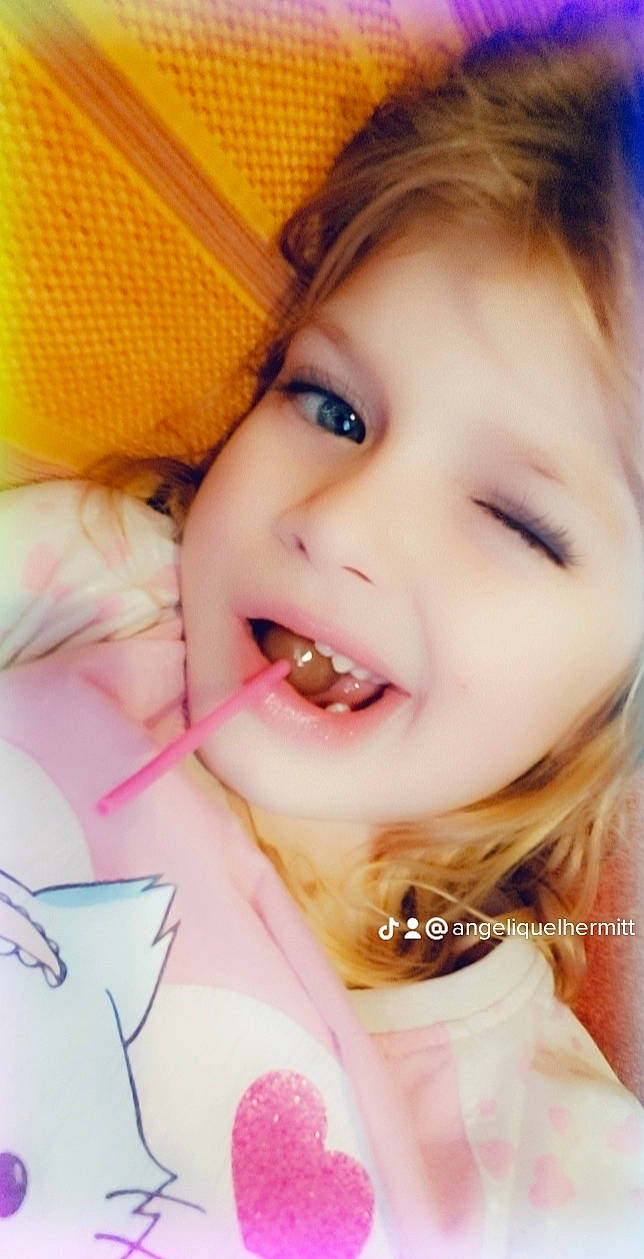 Maelys participe au concours pour gagner de l'argent avec cette photo : blond, cheek, child, close_up, ear, eye, eyelash, fun, gesture, happy, iris, lip, mouth, nose, person, pink, skin, smile, sweetness, toddler