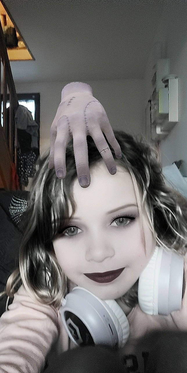 Maelys a rejoint le concours — aidez-le/la à gagner de superbes lots ! audio_equipment, black, black_and_white, black_hair, cool, ear, eyebrow, eyelash, eyewear, flash_photography, gesture, happy, lip, long_hair, mouth, organ, person, snapshot, style, thumb