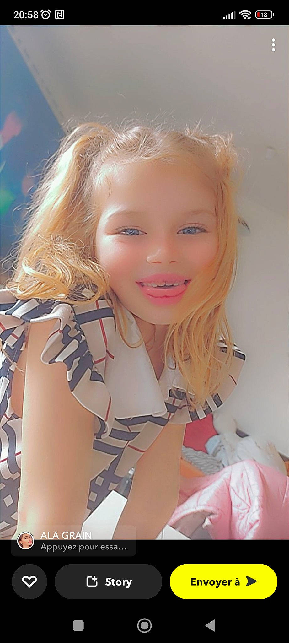 Maëlys a rejoint le concours — aidez-le/la à gagner de superbes lots ! abdomen, blond, brown_hair, chest, event, eye, eyelash, flash_photography, glove, hair, happy, head, human_leg, jewellery, joy, layered_hair, lip, long_hair, person, skin