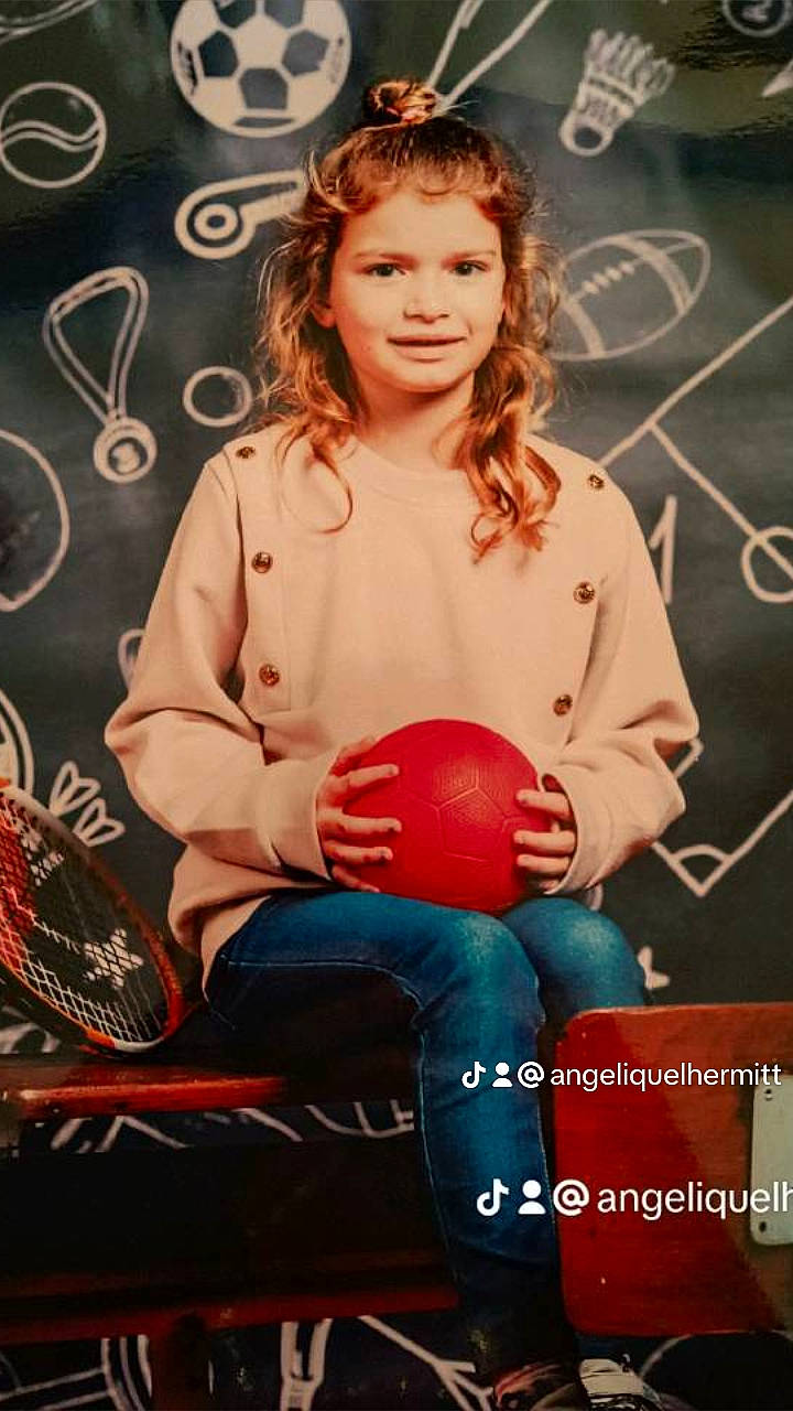 Maëlys participe au concours pour gagner de l'argent avec cette photo : ball, child, event, flash_photography, font, fun, happy, jeans, jewellery, person, portrait_photography, recreation, room, sitting, smile, t_shirt, thigh