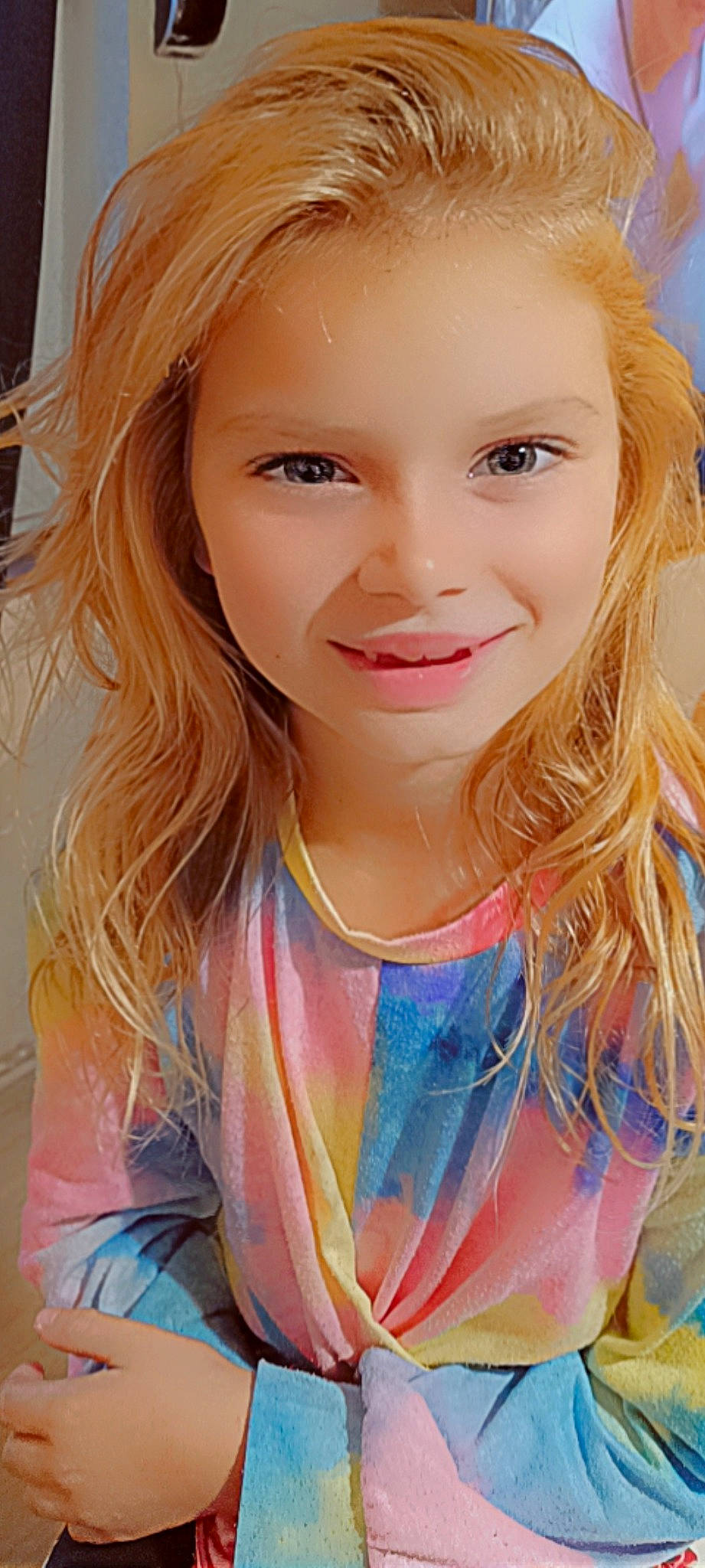 Maëlys participe au concours pour gagner de l'argent avec cette photo : azure, cheek, chin, eyebrow, eyelash, facial_expression, fun, happy, iris, jaw, joy, layered_hair, lip, long_hair, mouth, neck, nose, people, person, pink