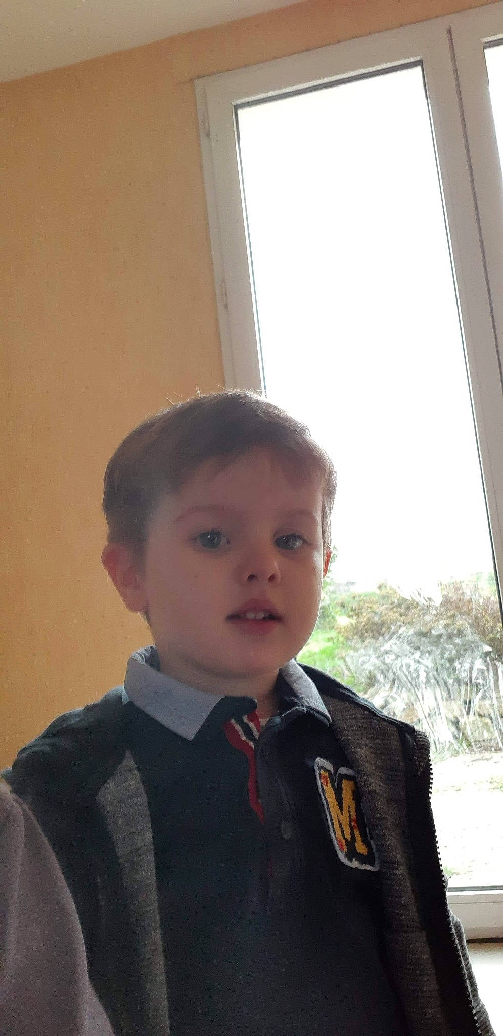 Arthur participe au concours pour gagner de l'argent avec cette photo : boy, child, day, forehead, fun, girl, hairstyle, outerwear, person, product, skin, smile, snapshot, standing, toddler