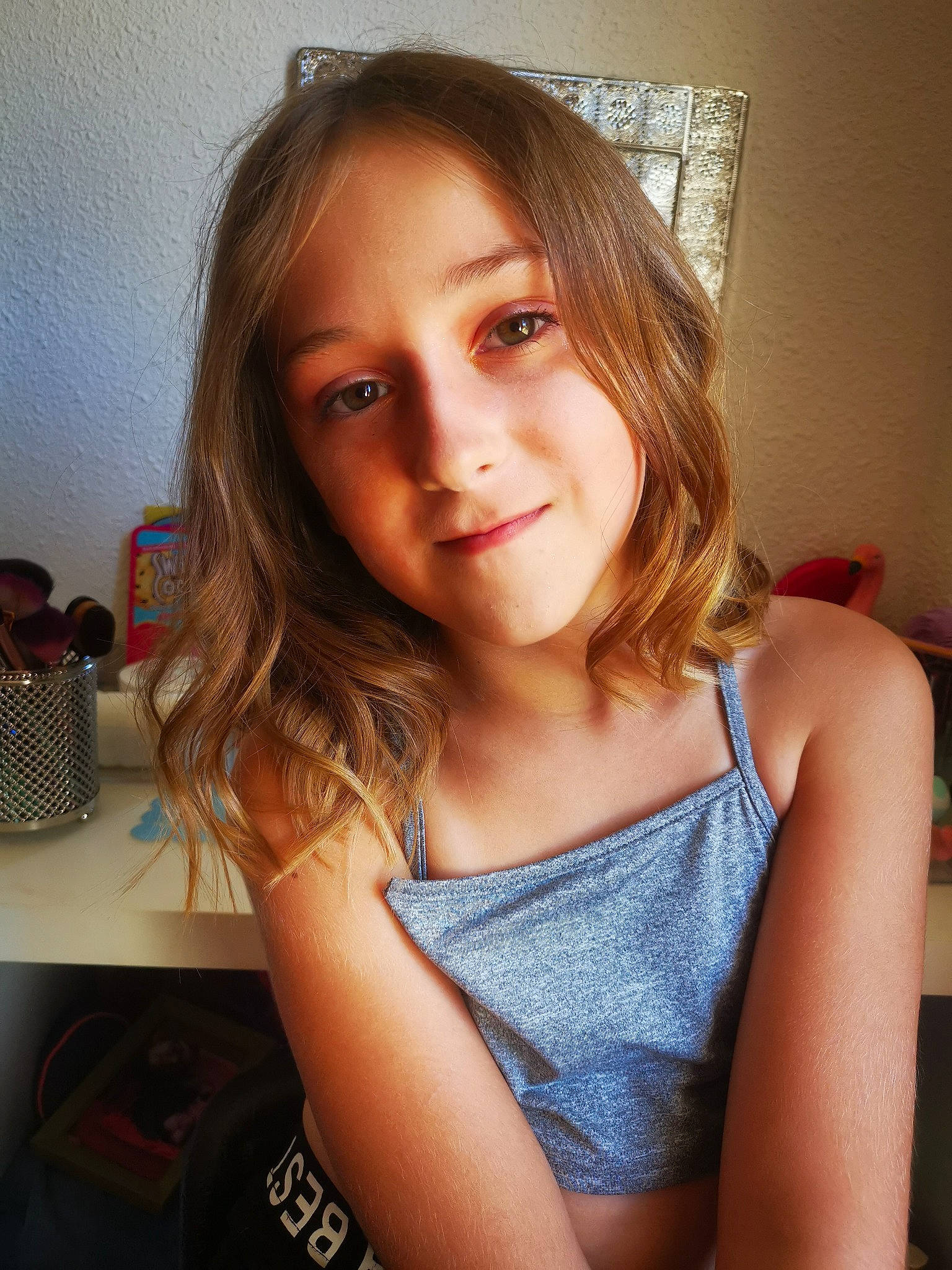 Talia a rejoint le concours — aidez-le/la à gagner de superbes lots ! blond, brown_hair, cheek, chest, chin, corded_phone, elbow, eyebrow, eyelash, flash_photography, fun, hairstyle, happy, human_leg, iris, joy, lip, long_hair, person, skin