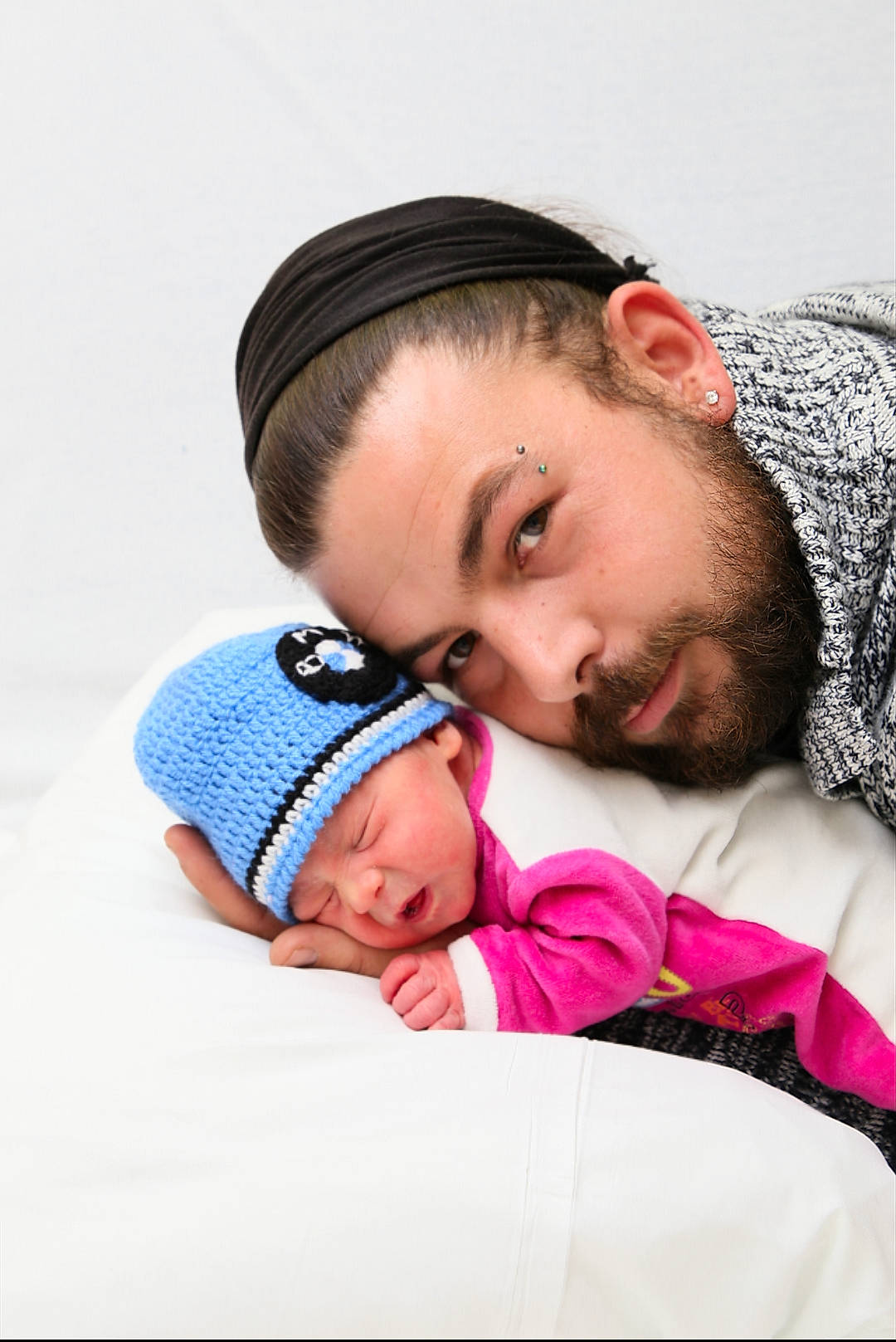 Sawyer participe au concours pour gagner de l'argent avec cette photo : child, father, hair_accessory, infant, mother, person, product, sleep