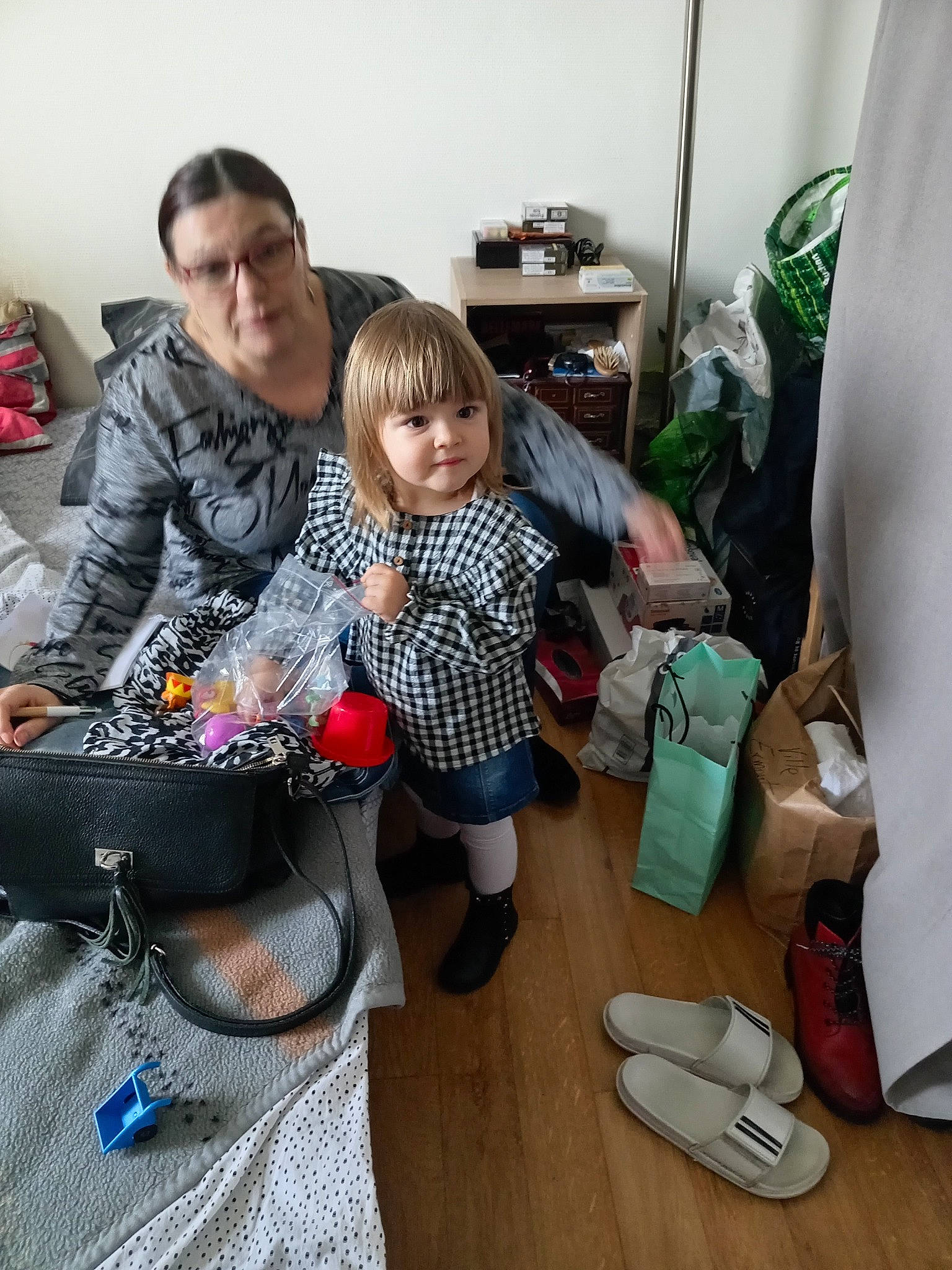 Louane participe au concours pour gagner de l'argent avec cette photo : backpack, bag, child, comfort, computer, couch, event, flooring, fun, hairstyle, lap, laptop, living_room, luggage_and_bags, person, personal_computer, plaid, room, sharing, sitting