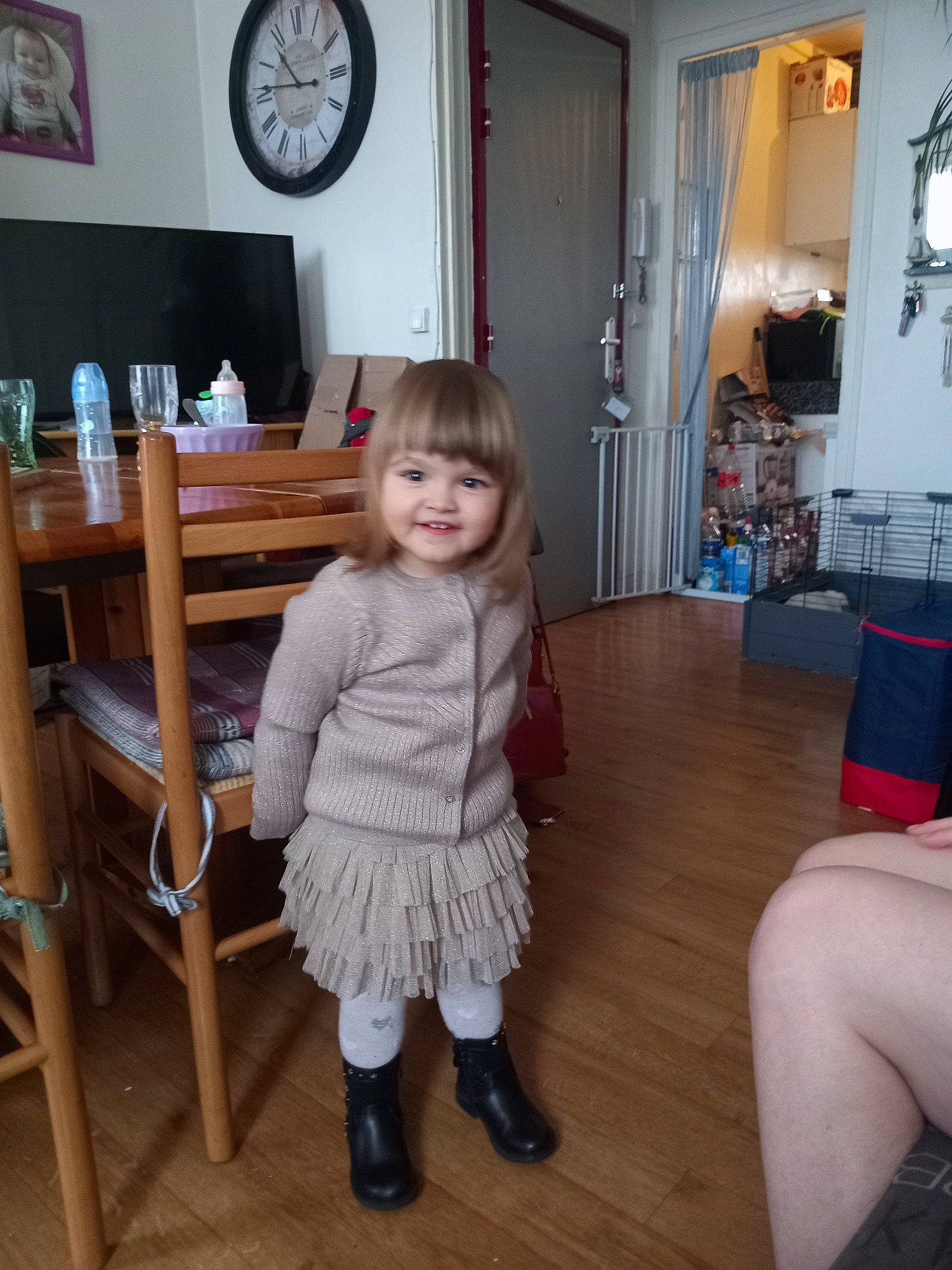 Louane a rejoint le concours — aidez-le/la à gagner de superbes lots ! chair, clock, door, drawer, eye, floor, flooring, fun, furniture, hardwood, house, joy, living_room, person, picture_frame, smile, standing, table, thigh, toddler