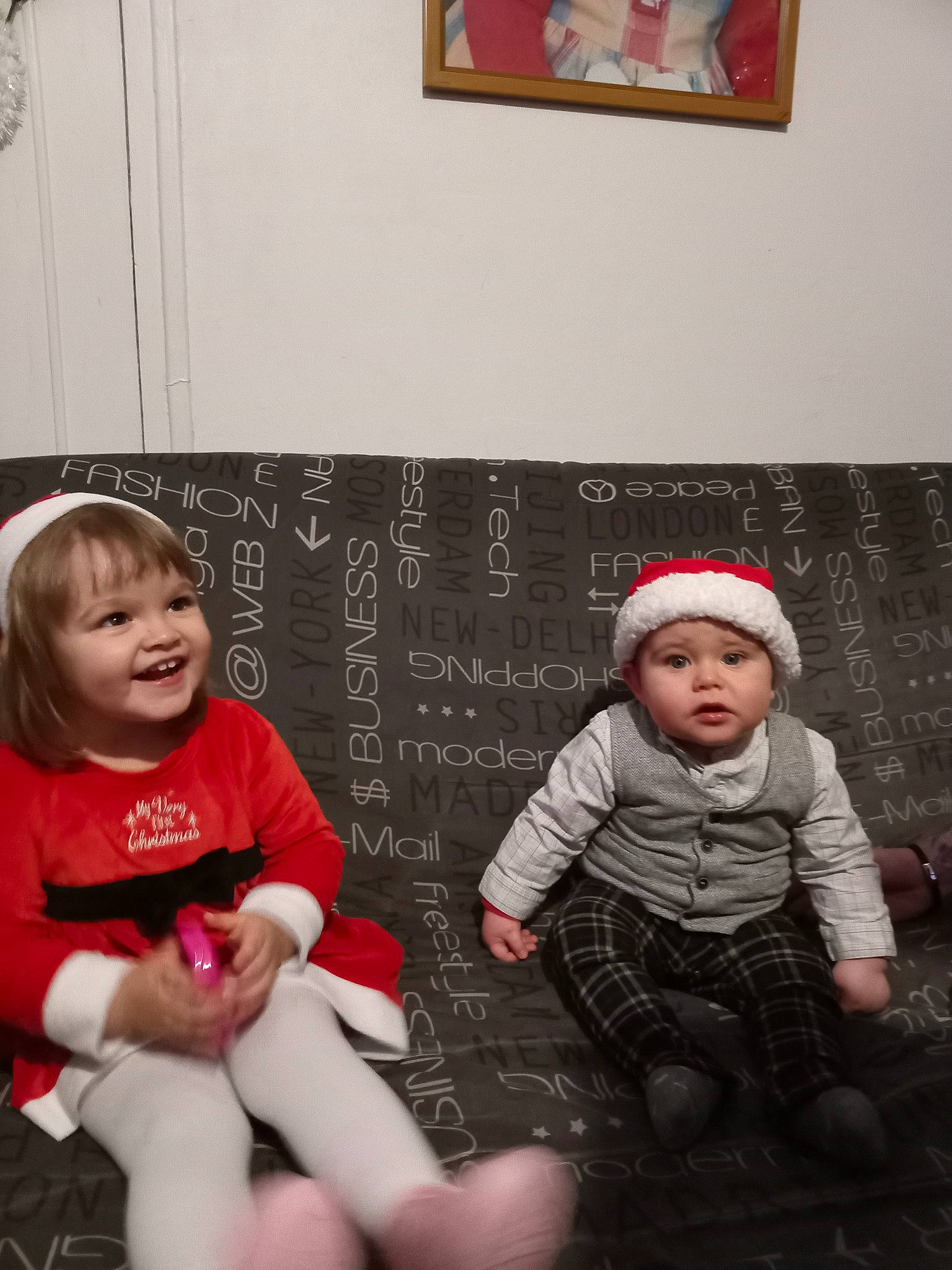 Louane participe au concours pour gagner de l'argent avec cette photo : baby, baby_toddler_clothing, cap, child, facial_expression, font, fun, handwriting, happy, headwear, joy, knit_cap, monochrome, pattern, people, person, sitting, skin, smile, standing