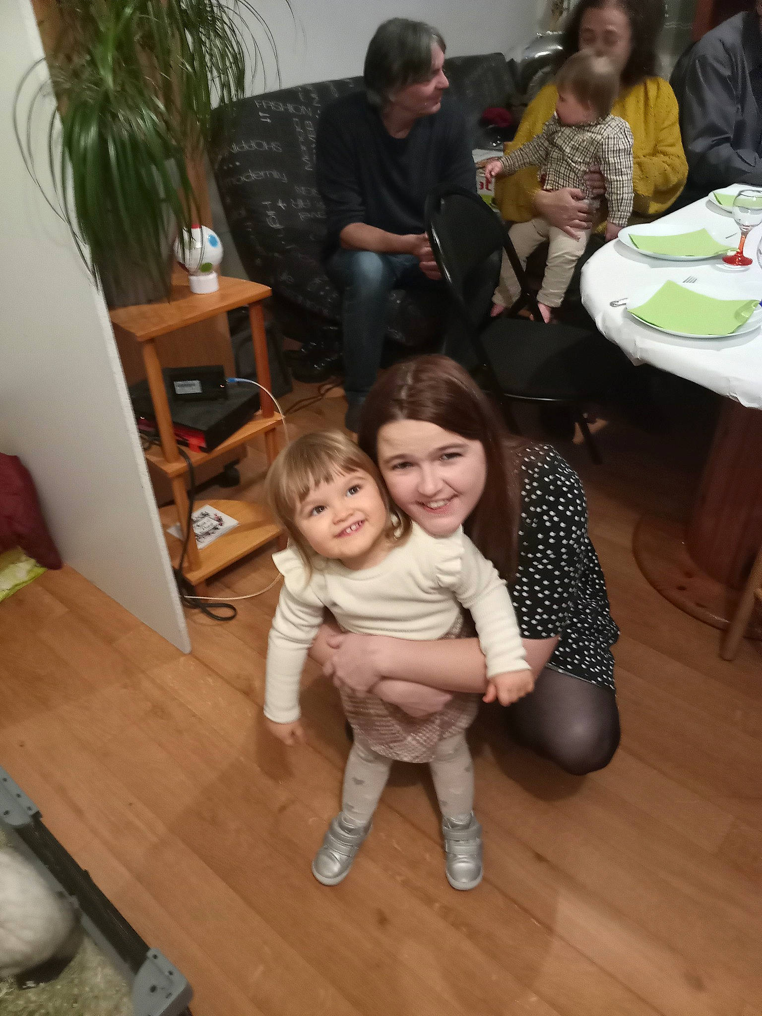 Louane participe au concours pour gagner de l'argent avec cette photo : chair, child, event, flooring, flowerpot, fun, furniture, hardwood, houseplant, jeans, joy, laminate_flooring, lap, living_room, person, plant, sitting, smile, table, tableware